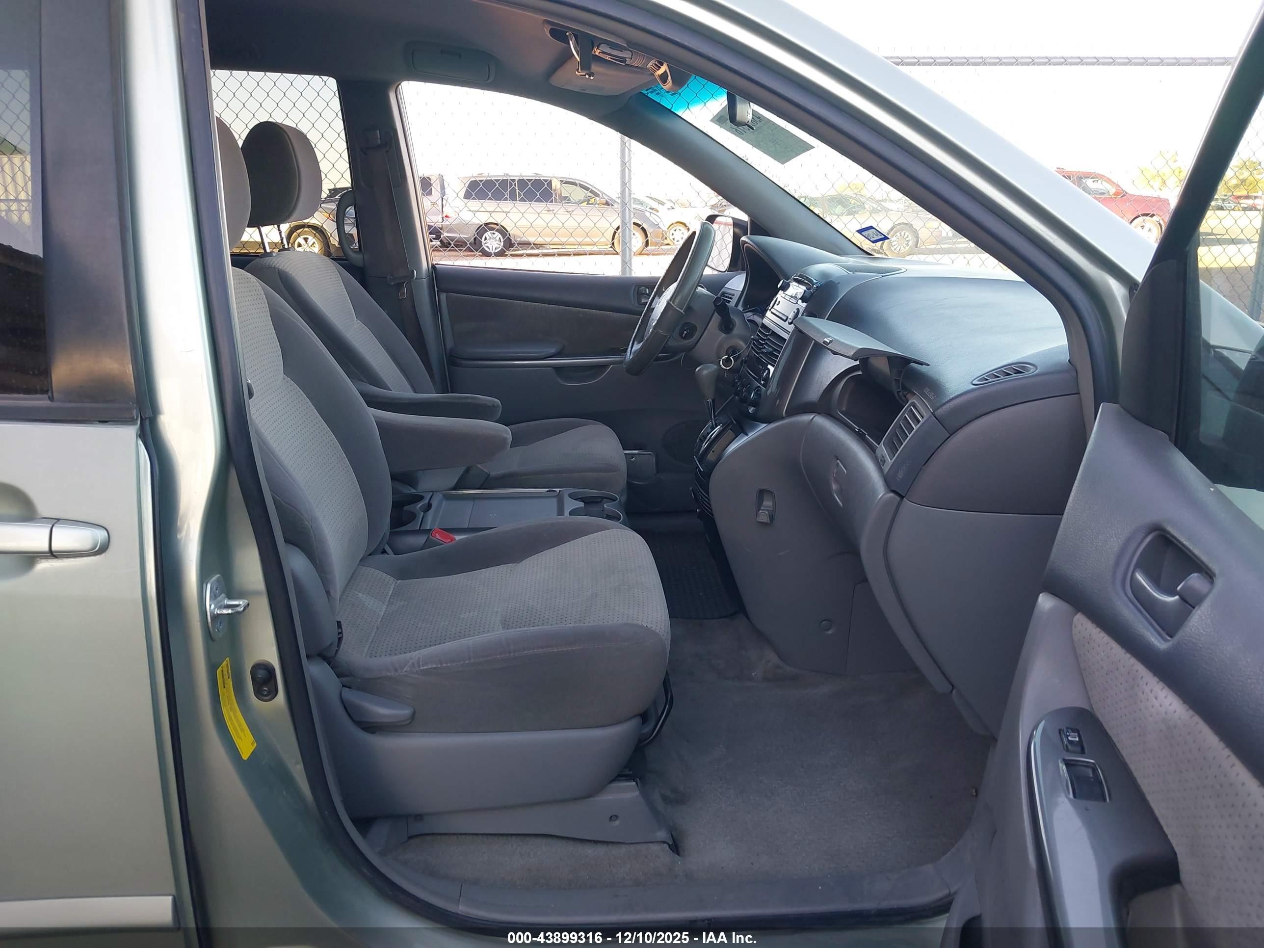 TOYOTA SIENNA image 5