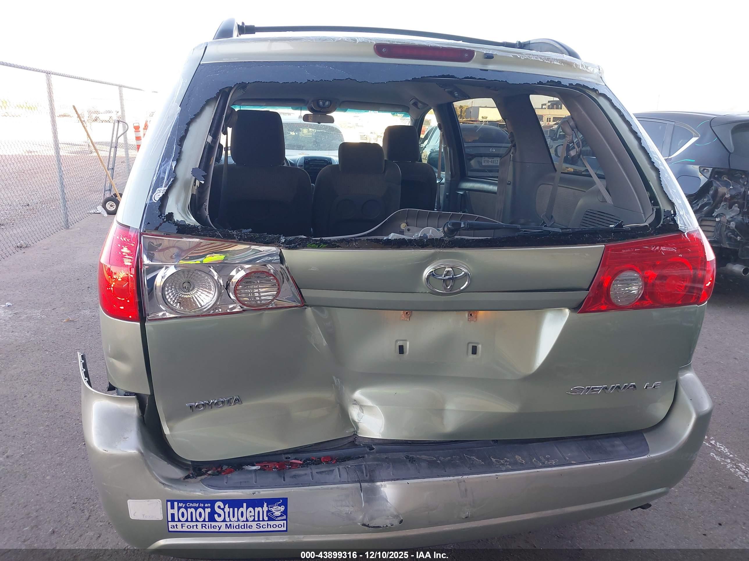 TOYOTA SIENNA image 6