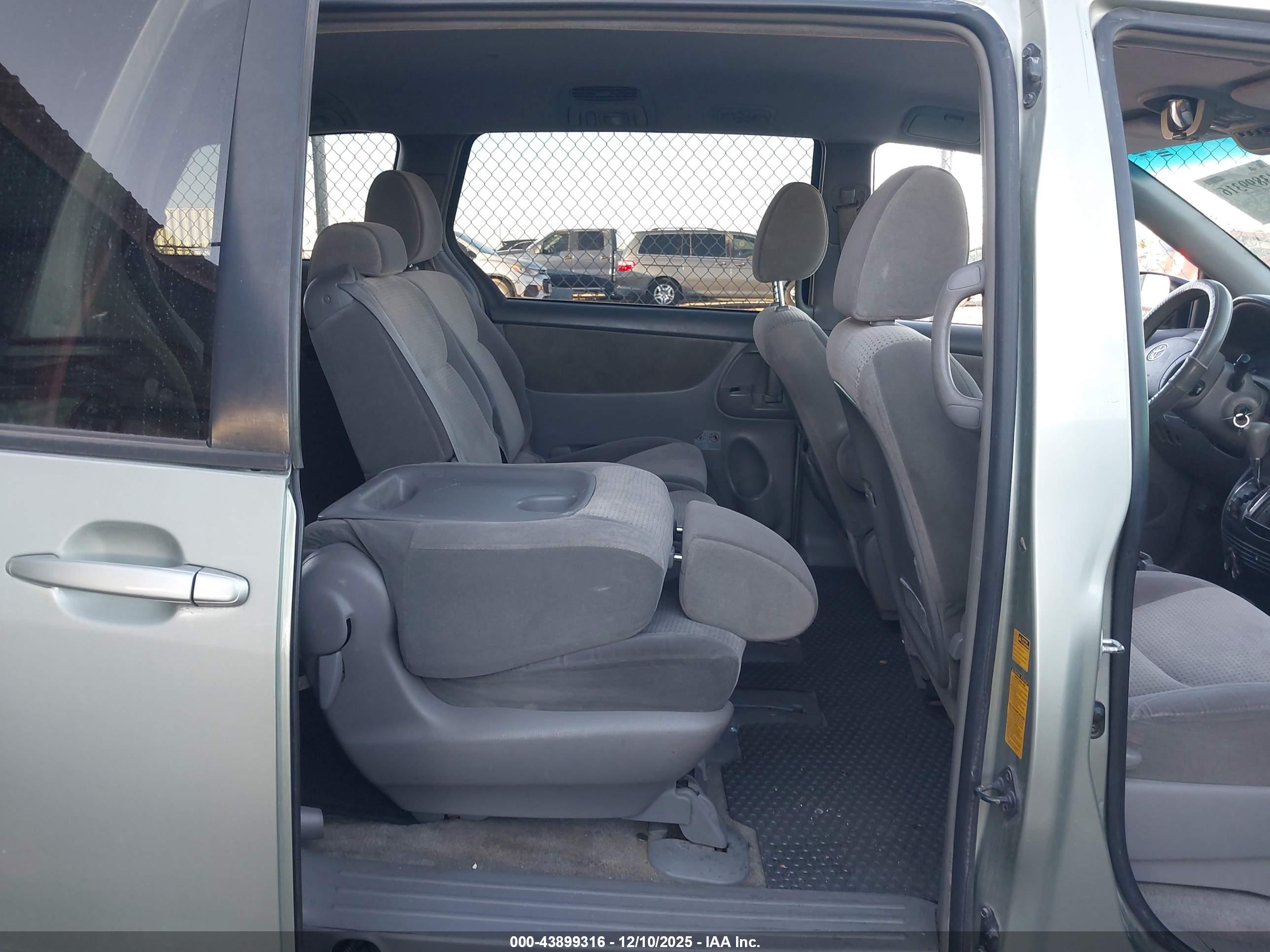 TOYOTA SIENNA image 8