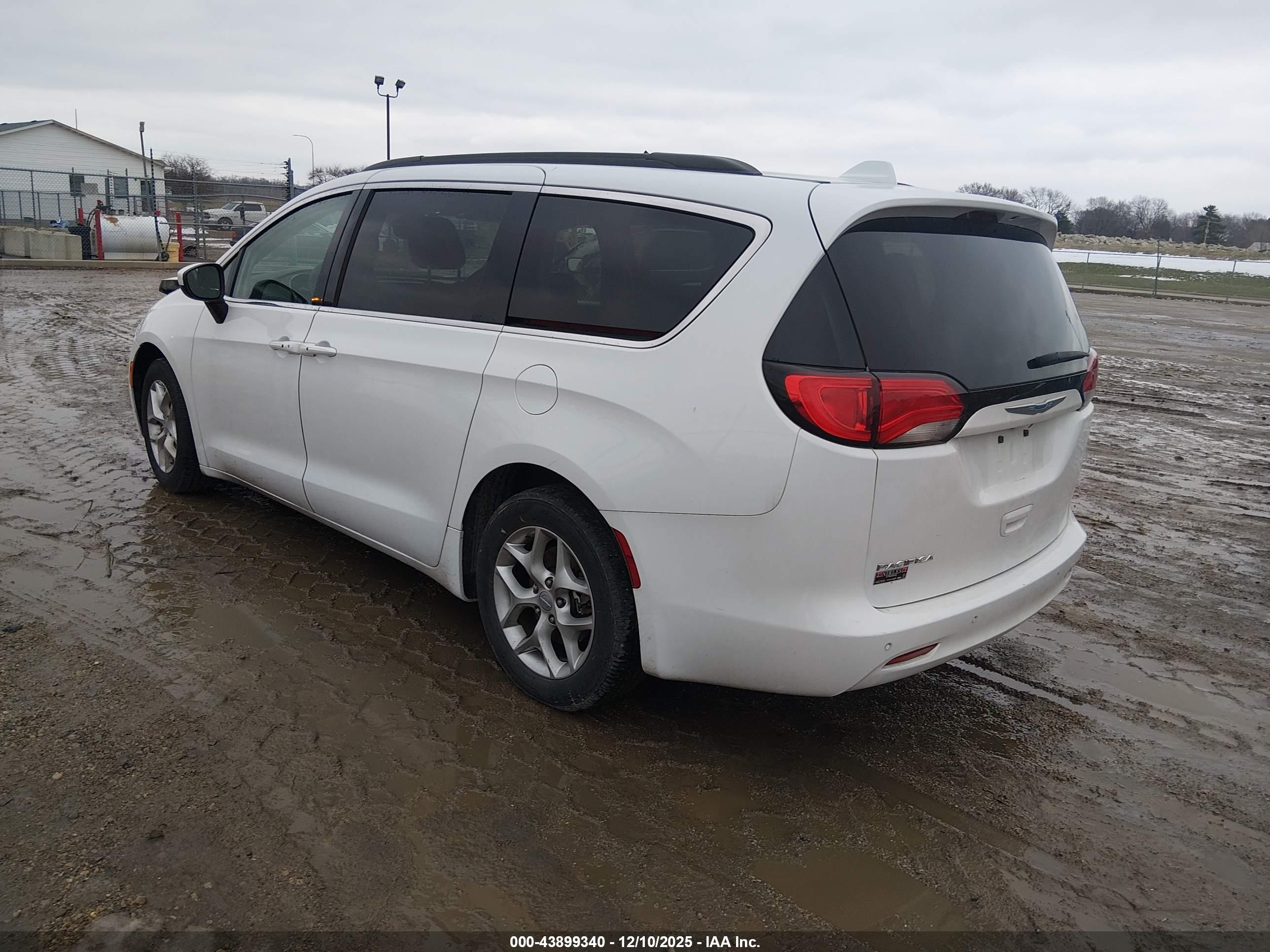 CHRYSLER PACIFICA image 3