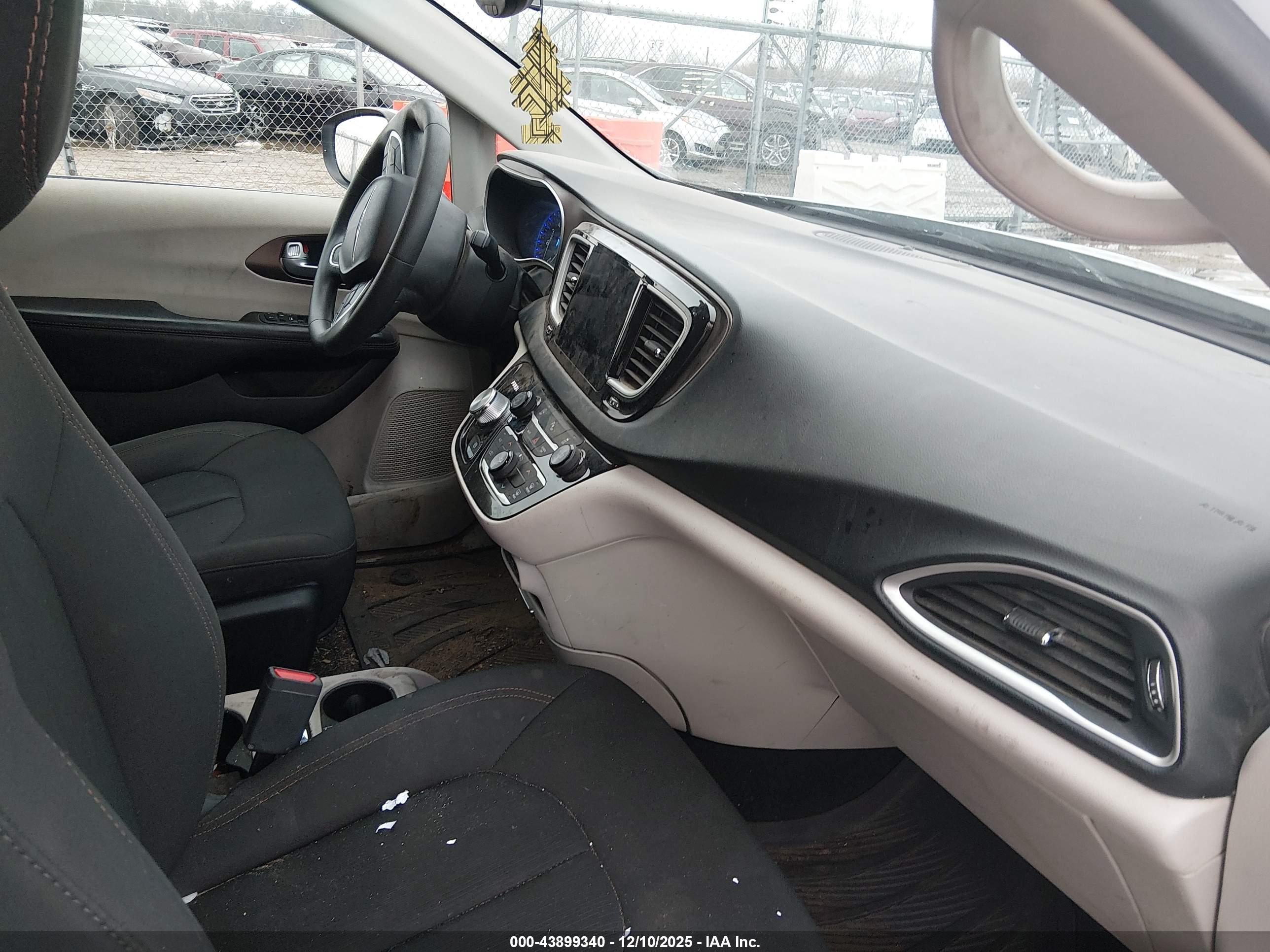 CHRYSLER PACIFICA image 5
