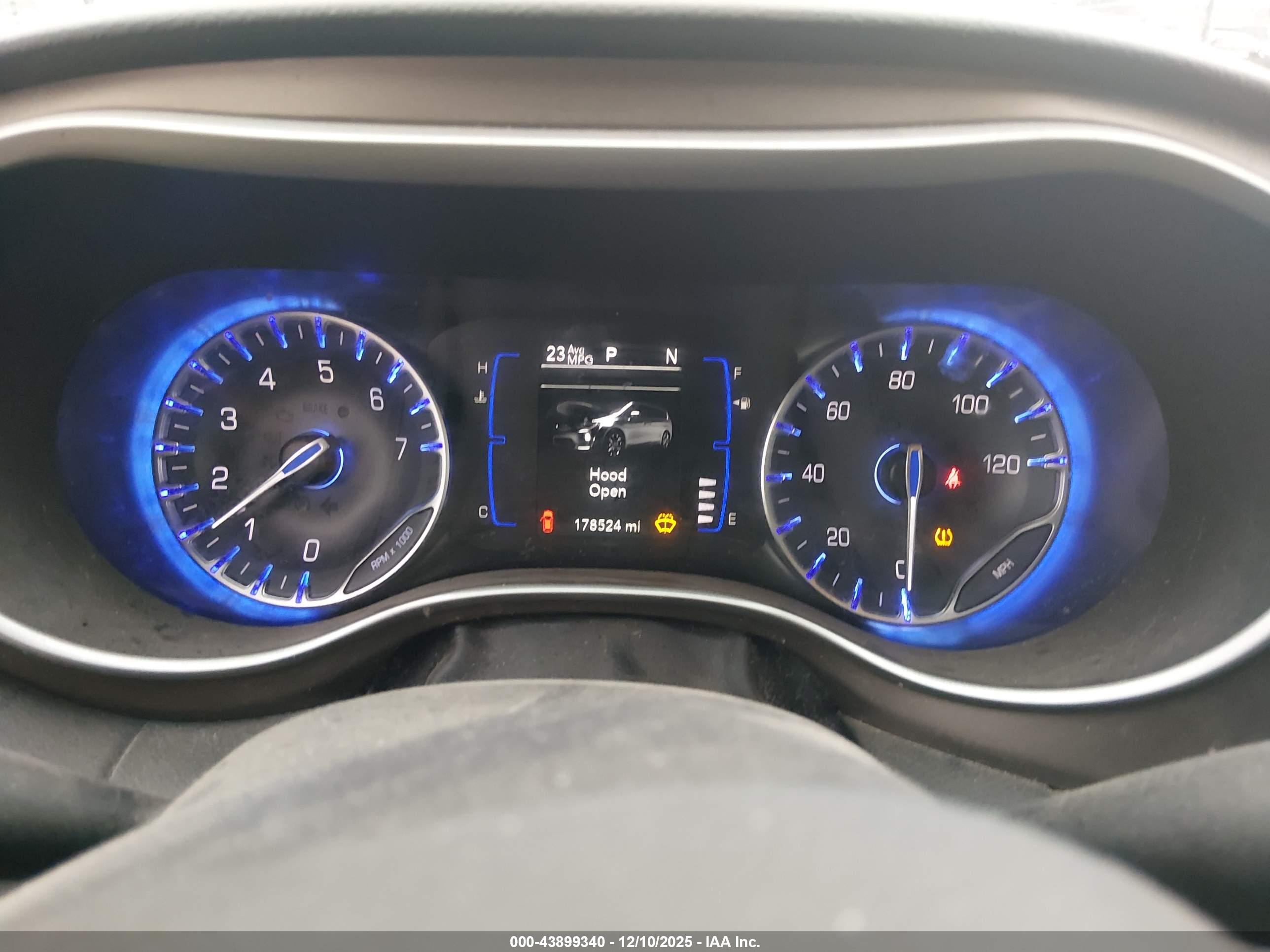 CHRYSLER PACIFICA image 7