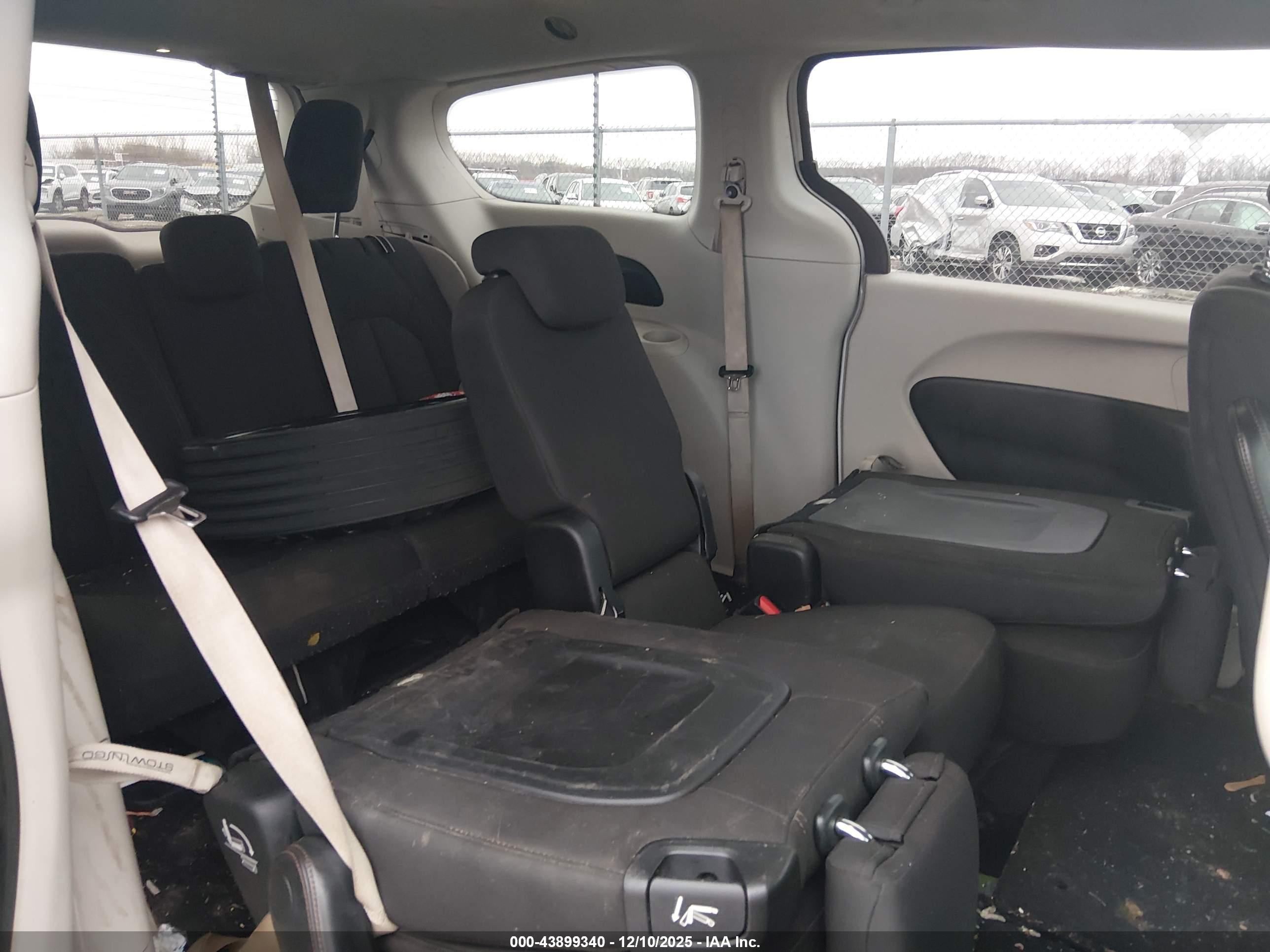 CHRYSLER PACIFICA image 8