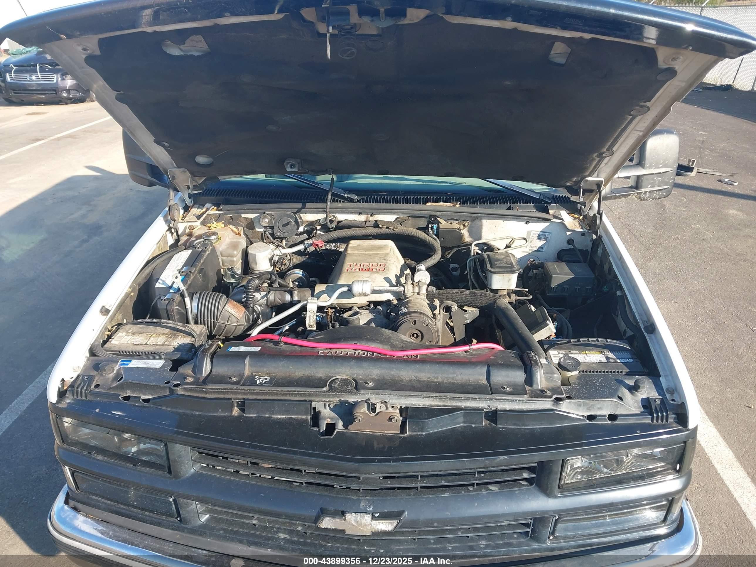 CHEVROLET GMT-400 image 10