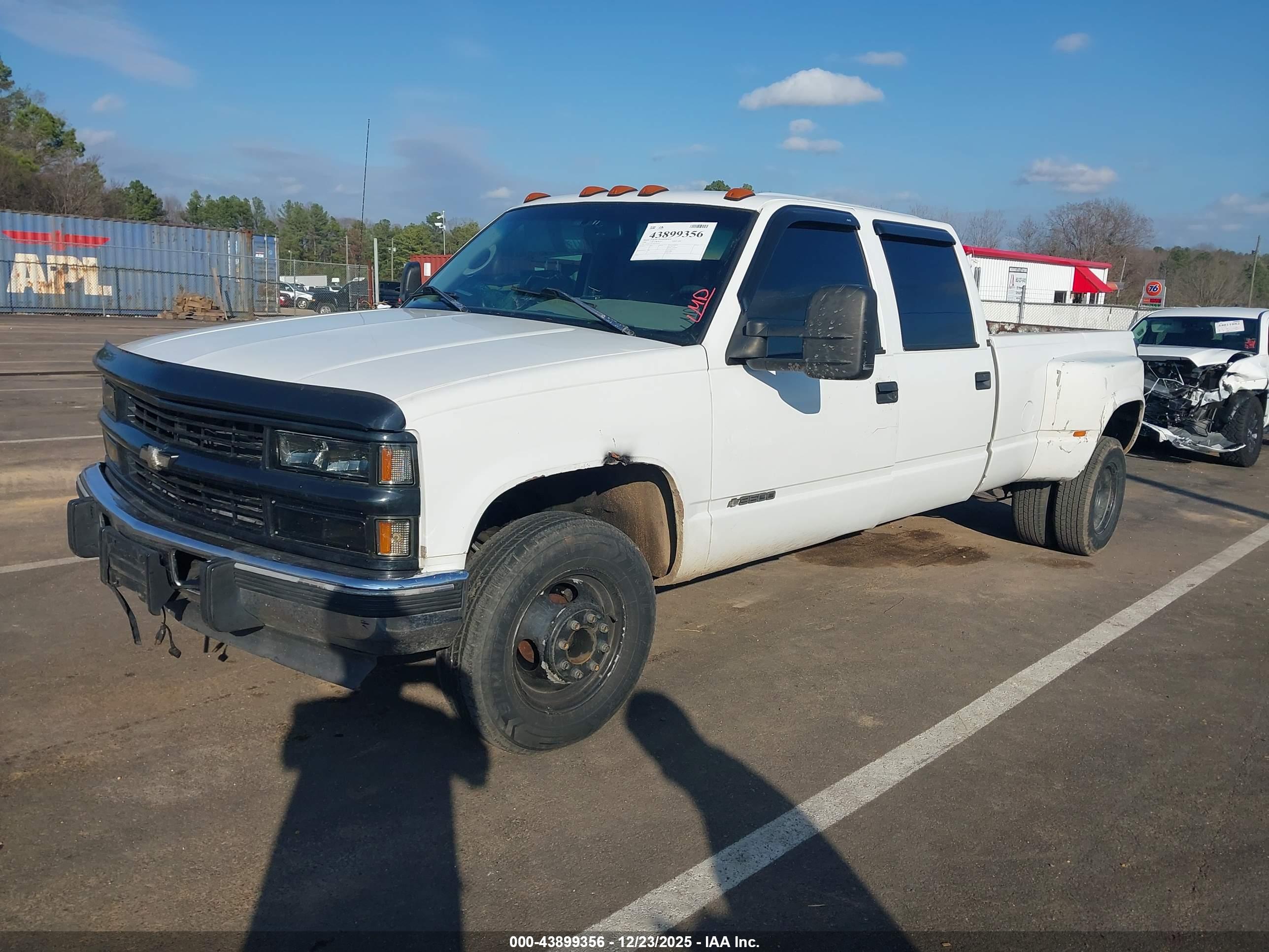 CHEVROLET GMT-400 image 2