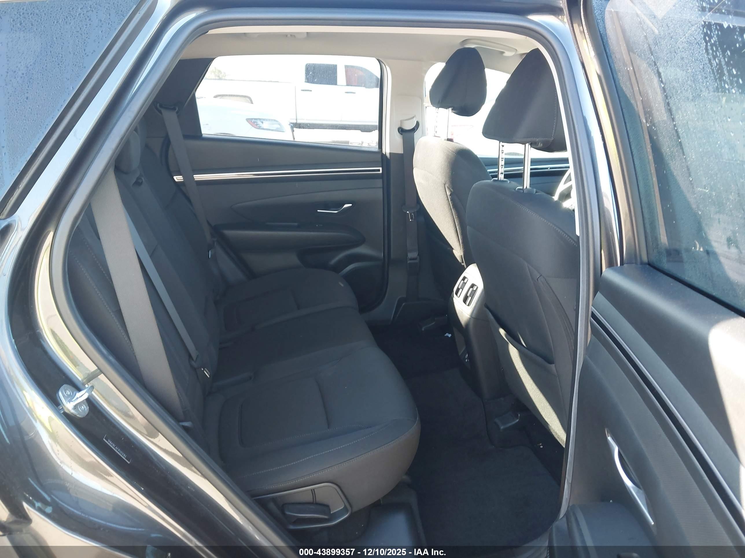 HYUNDAI TUCSON image 8