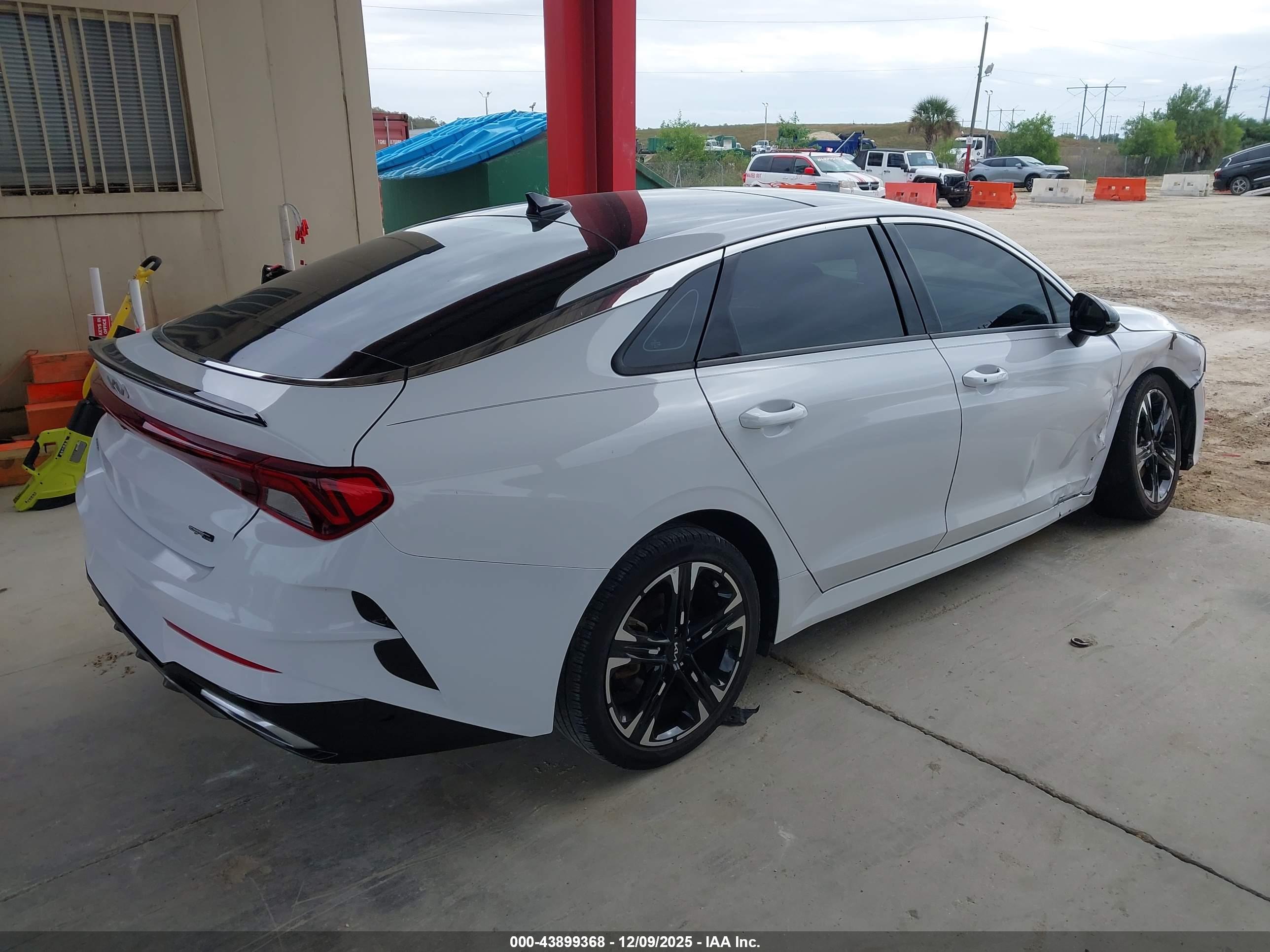KIA K5 image 4
