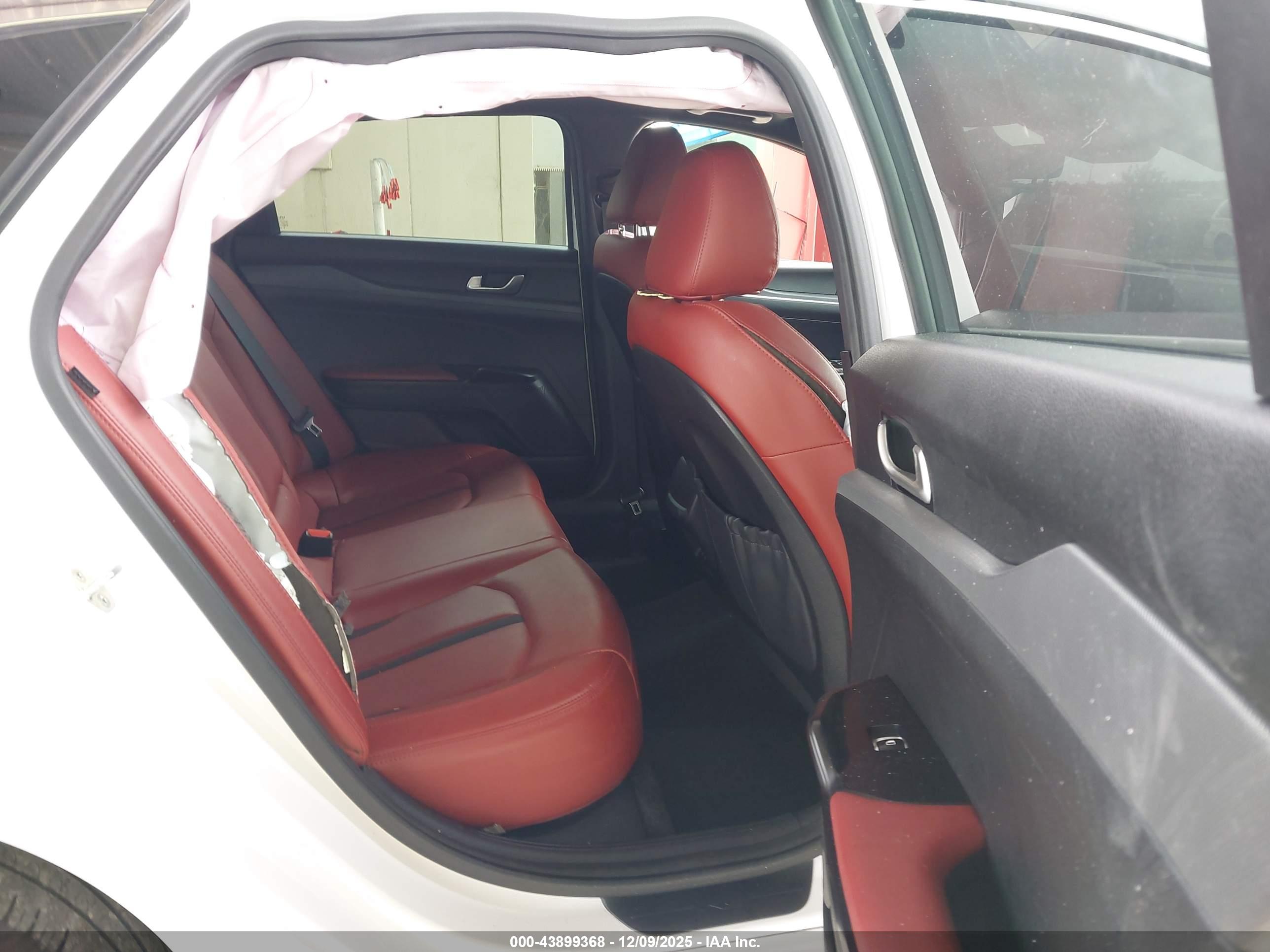 KIA K5 image 8