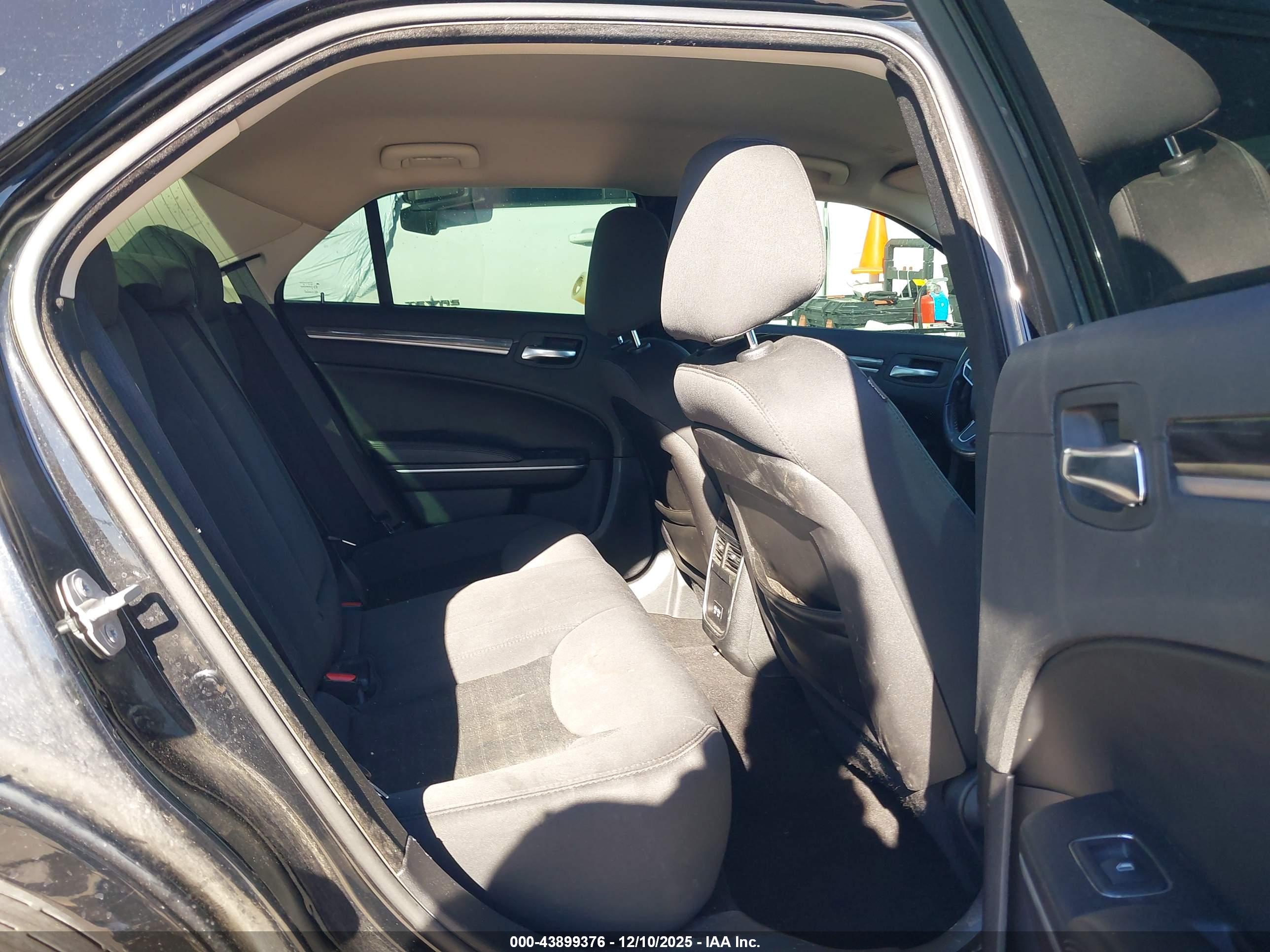 CHRYSLER 300 image 8