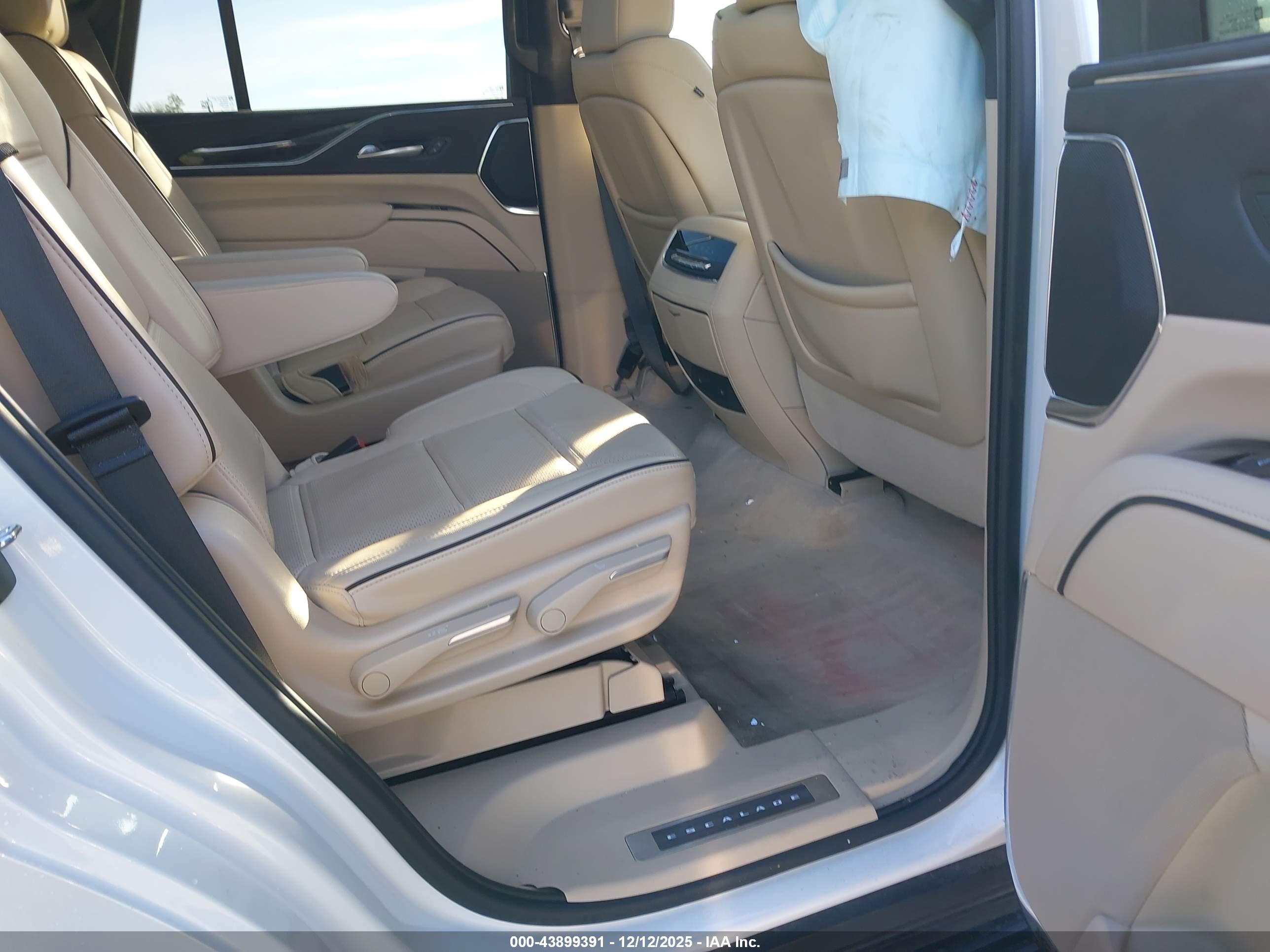 CADILLAC ESCALADE image 8