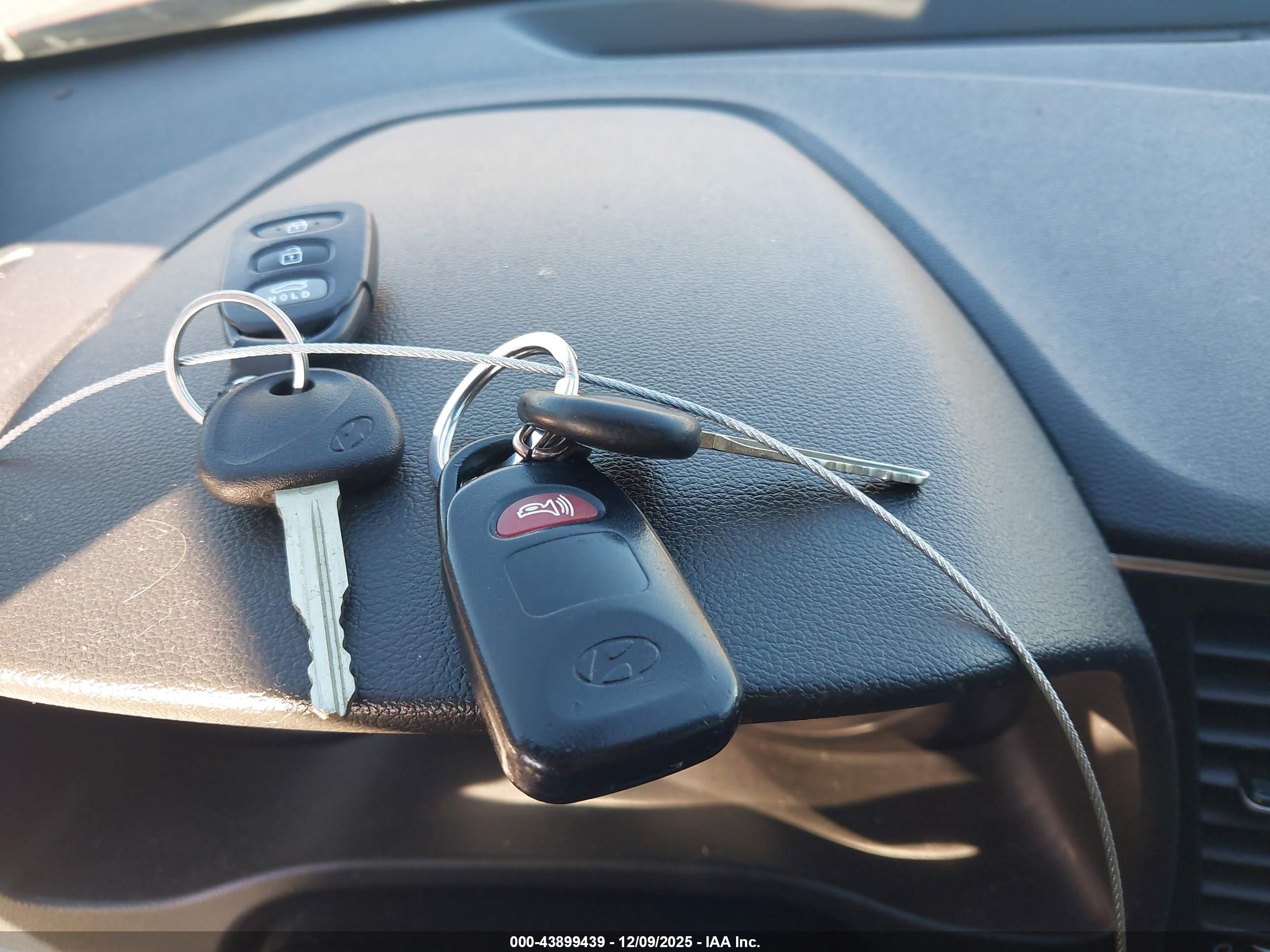 HYUNDAI ELANTRA image 11