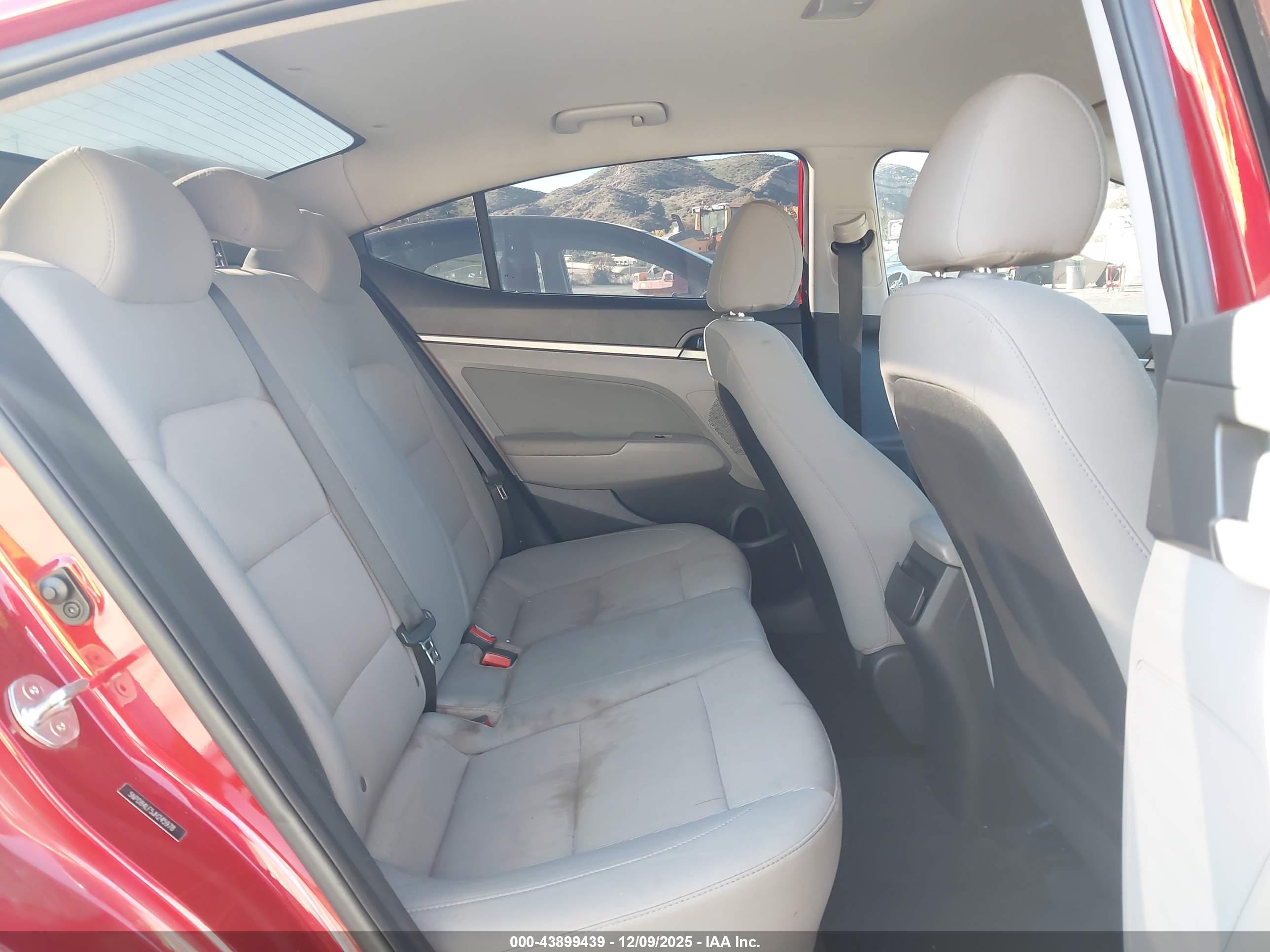 HYUNDAI ELANTRA image 8
