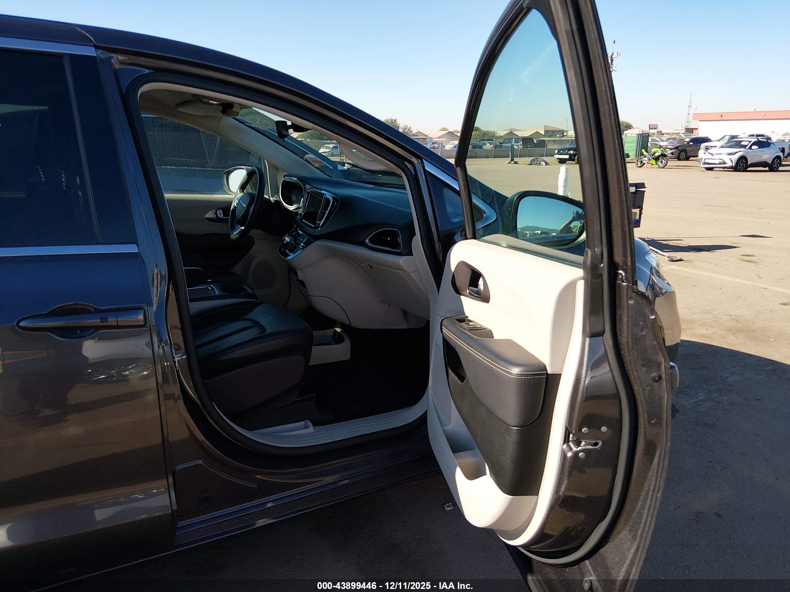 CHRYSLER PACIFICA image 5