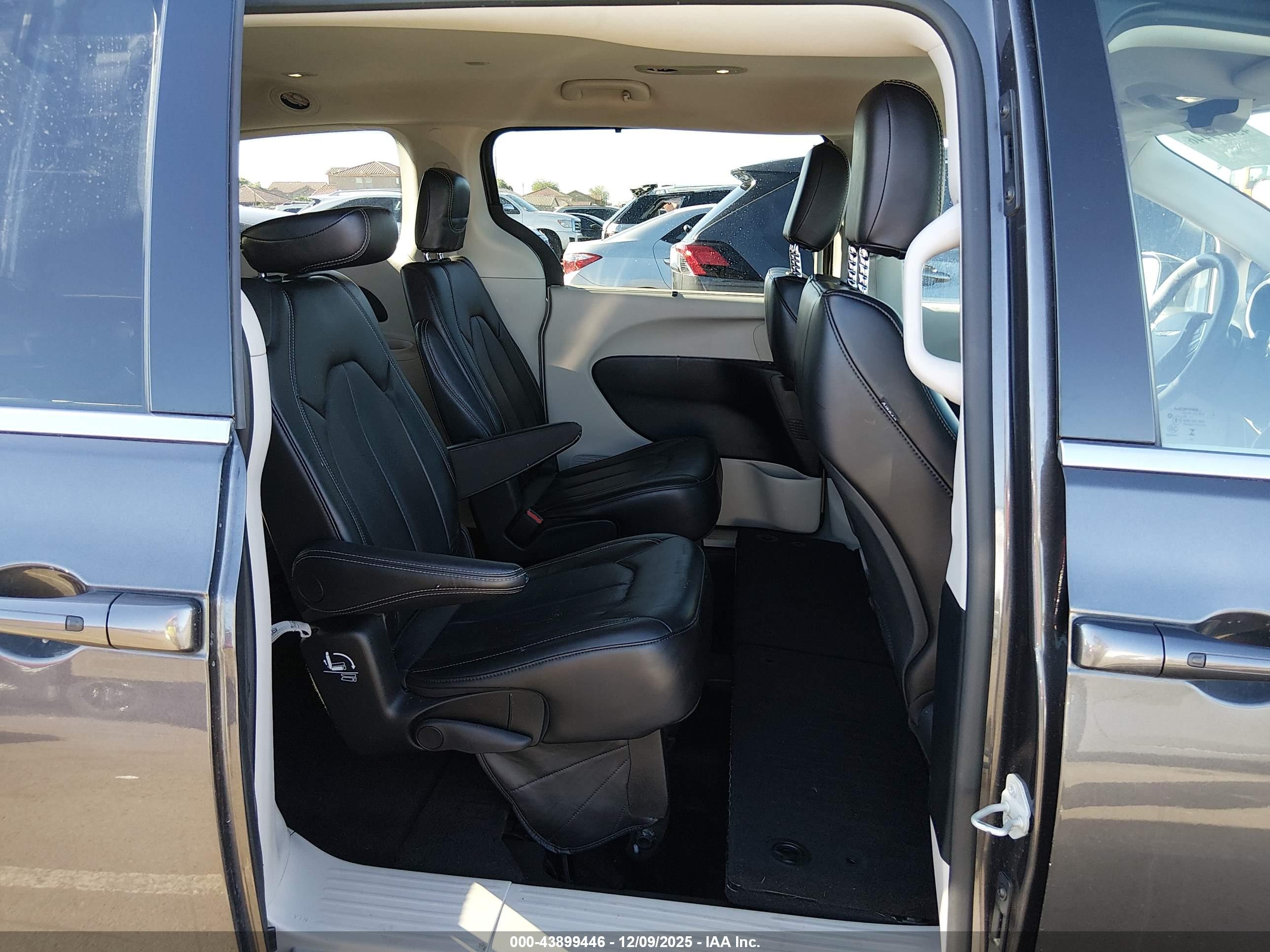 CHRYSLER PACIFICA image 8