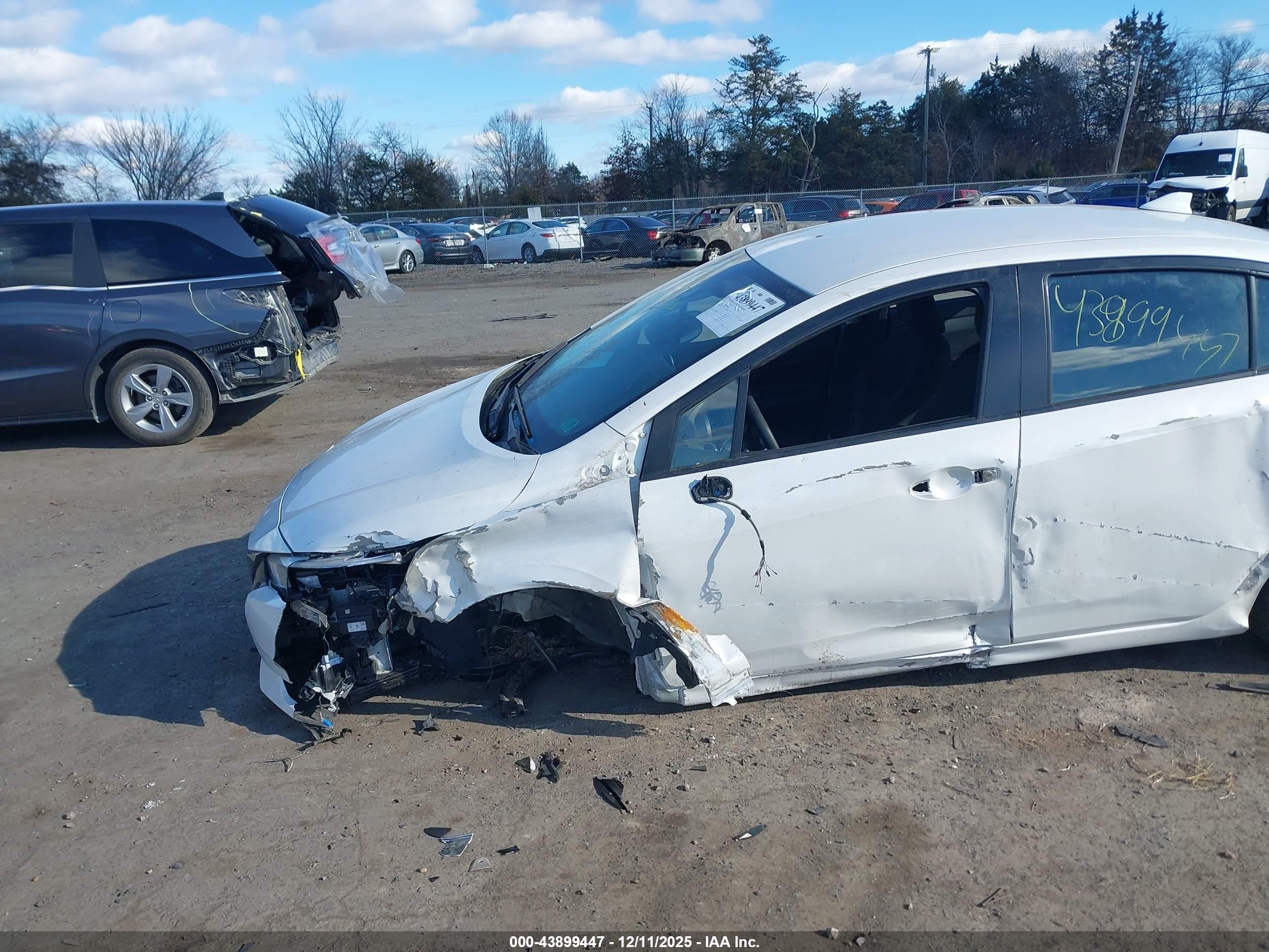 NISSAN VERSA image 6