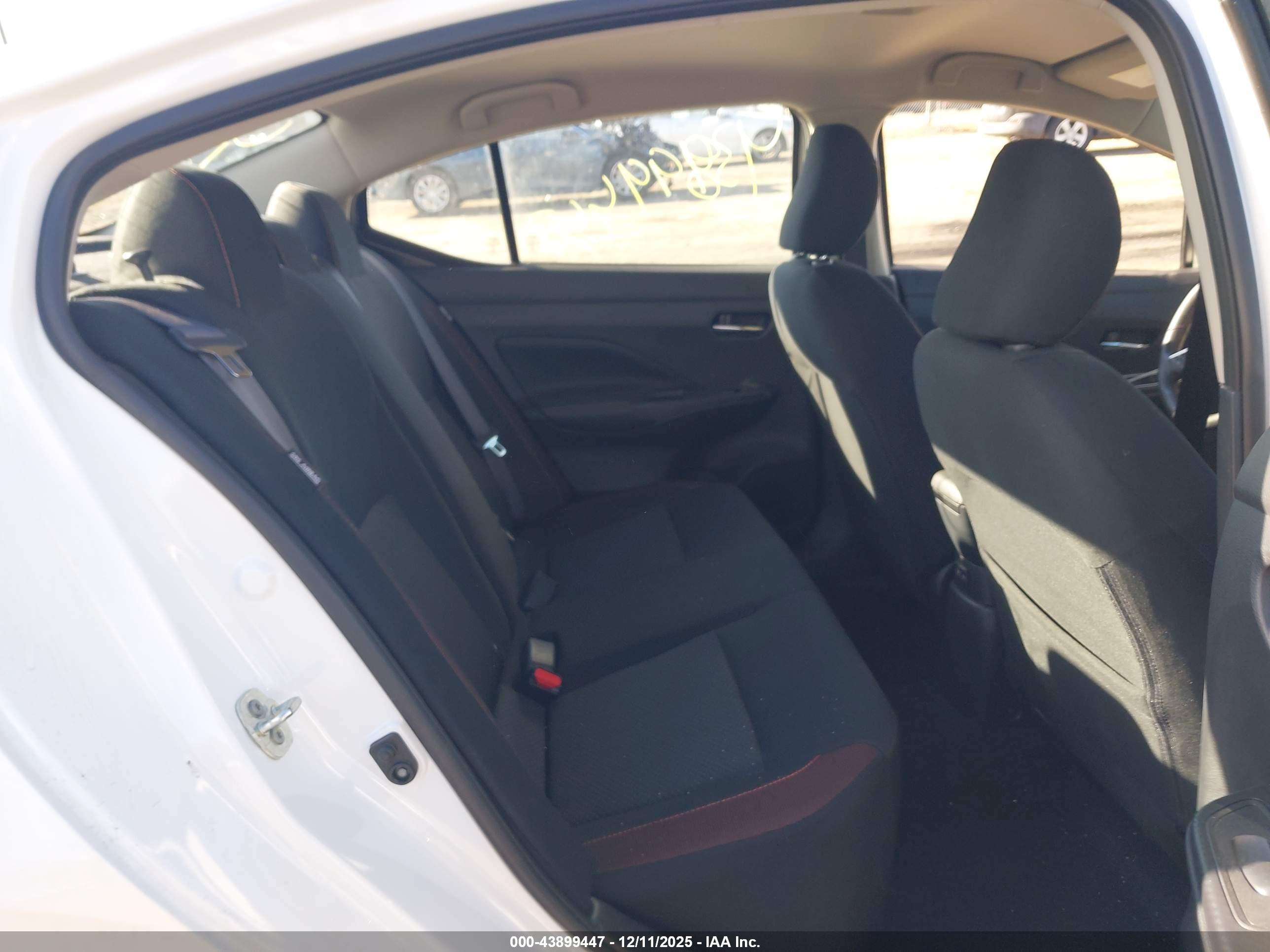 NISSAN VERSA image 8