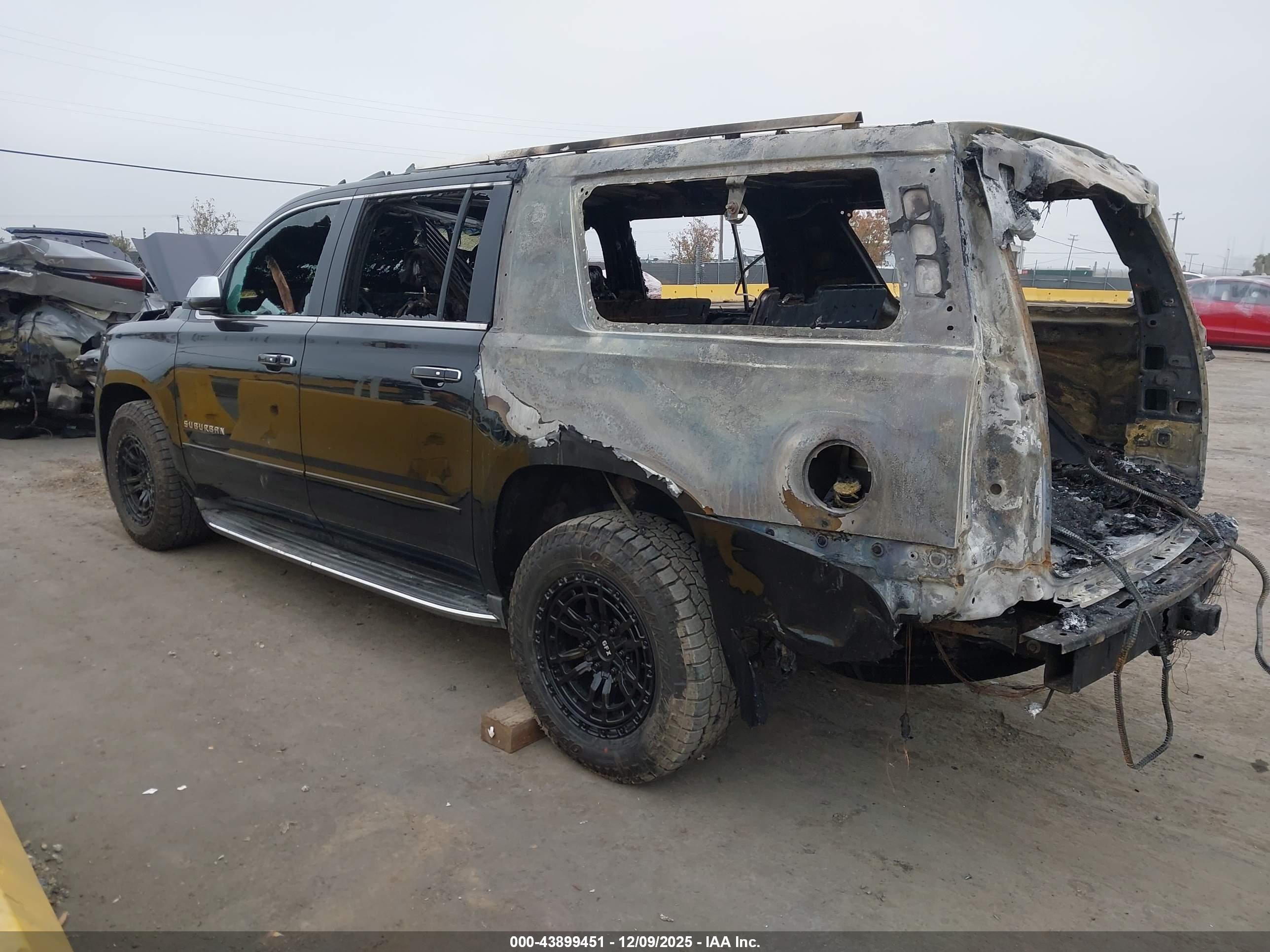 CHEVROLET SUBURBAN image 3