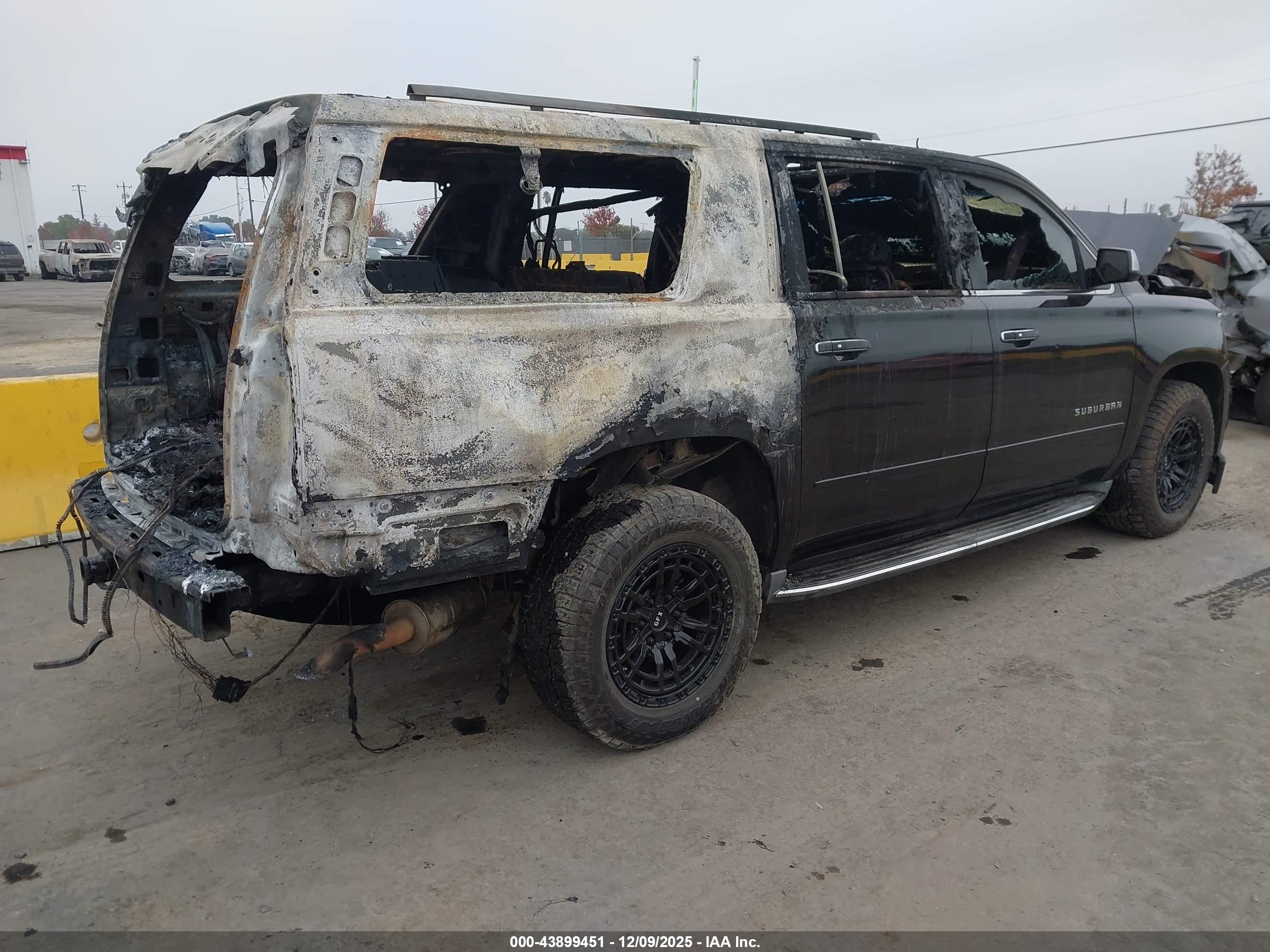 CHEVROLET SUBURBAN image 4