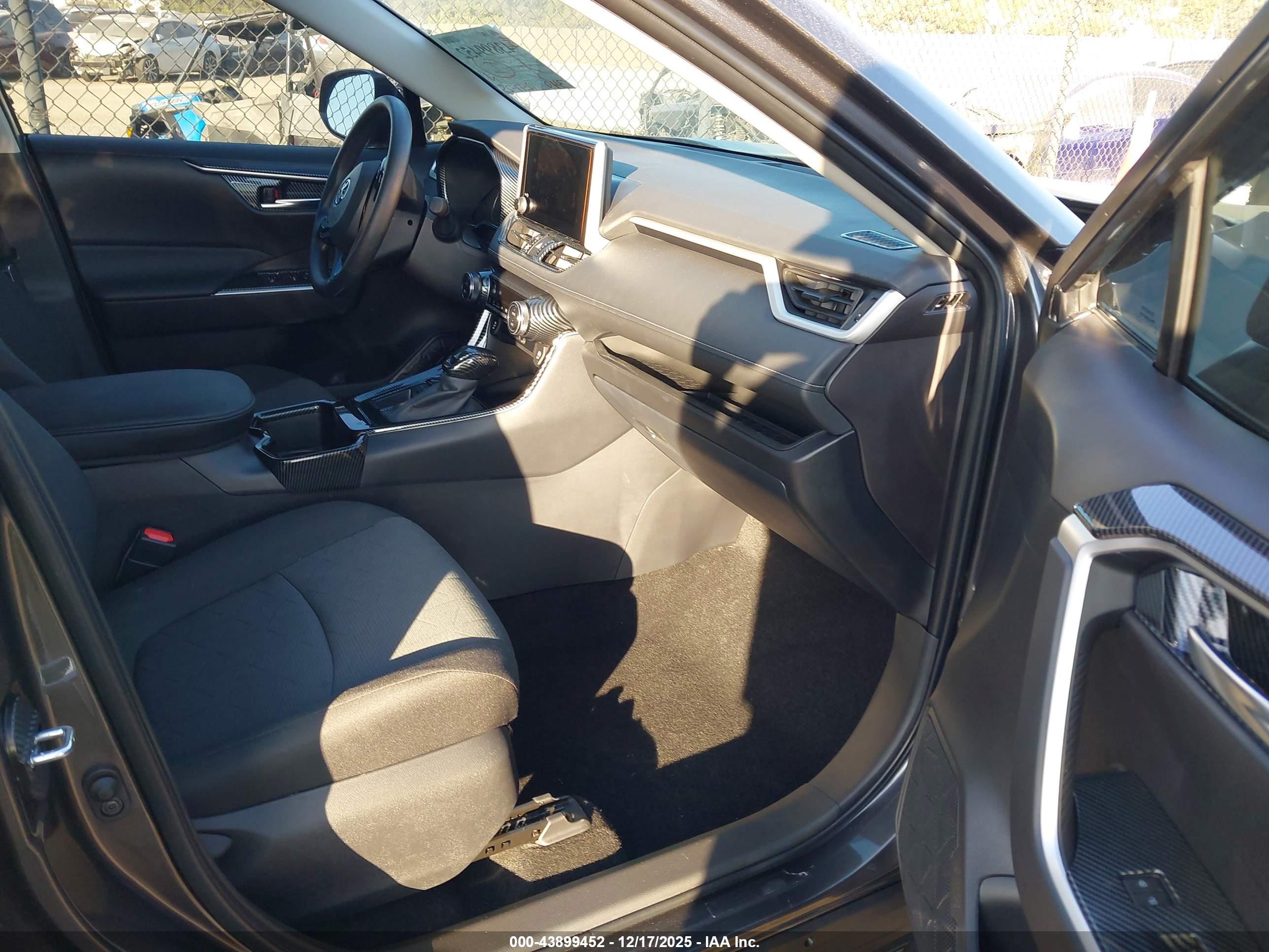TOYOTA RAV4 image 5