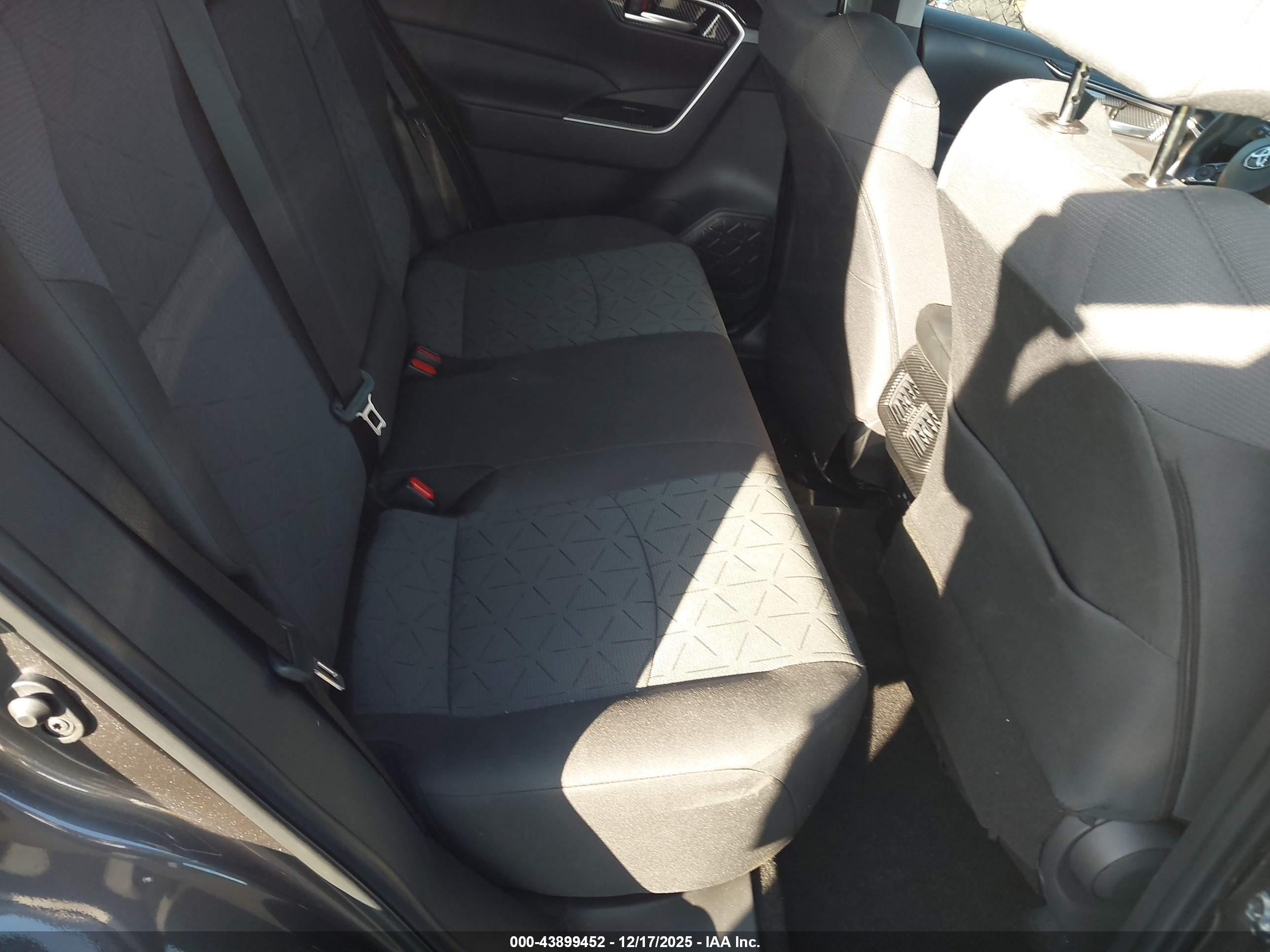 TOYOTA RAV4 image 8