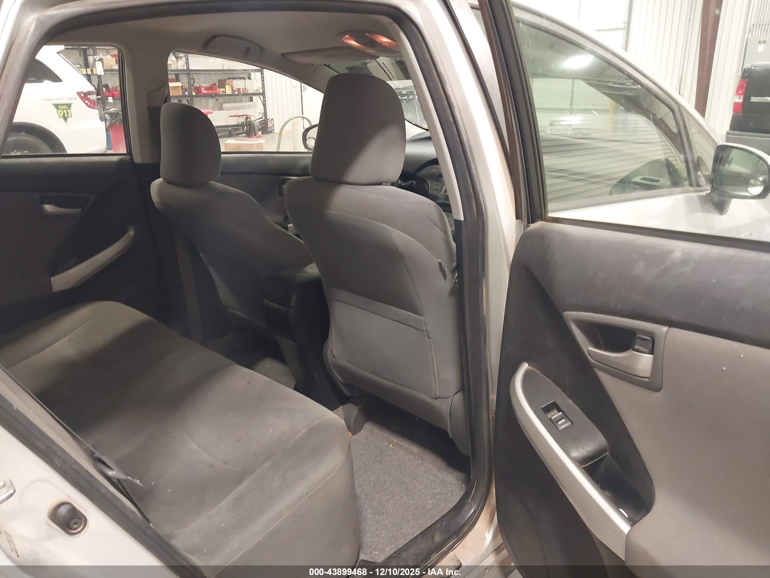TOYOTA PRIUS image 8