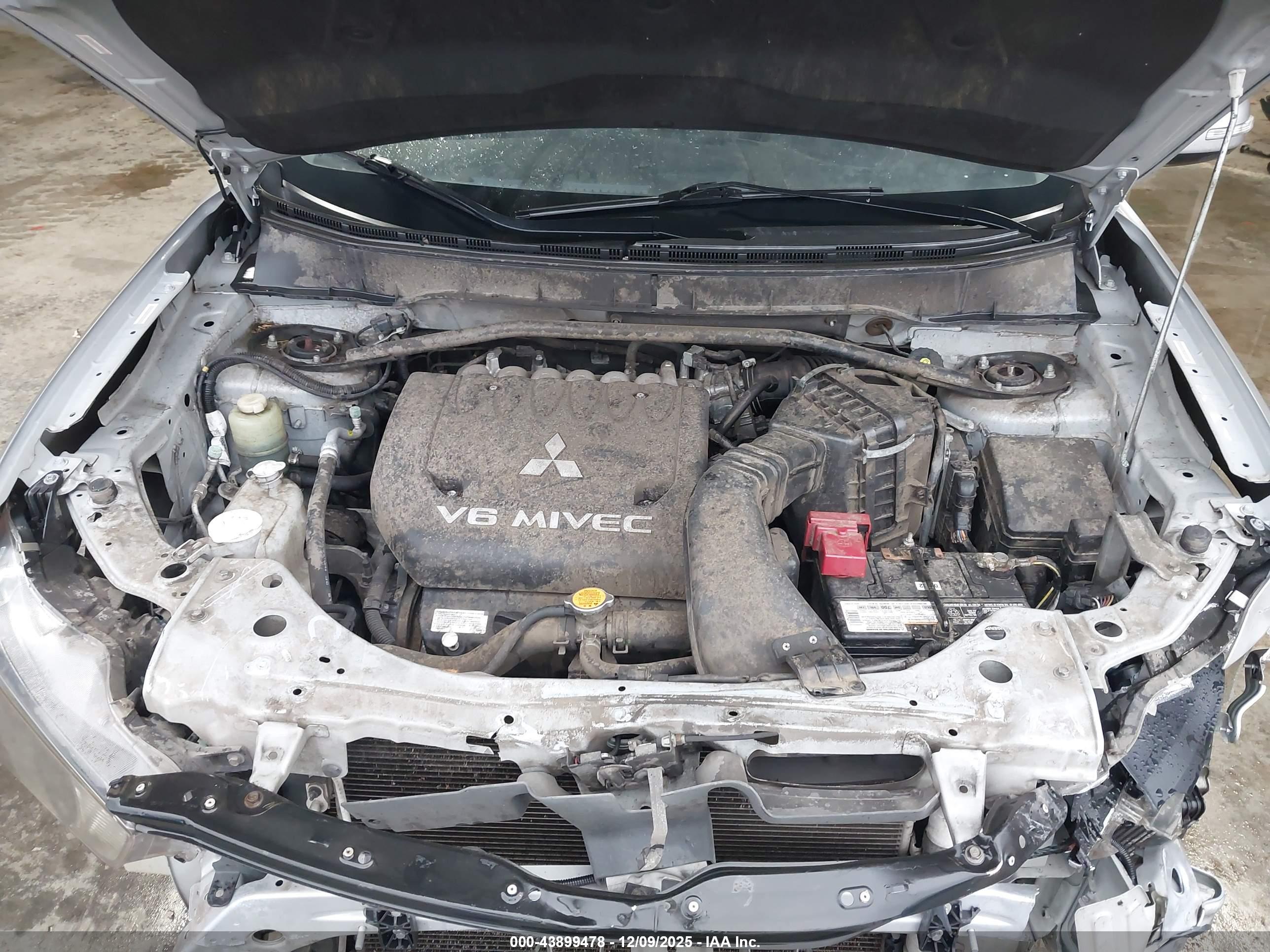 MITSUBISHI OUTLANDER image 10