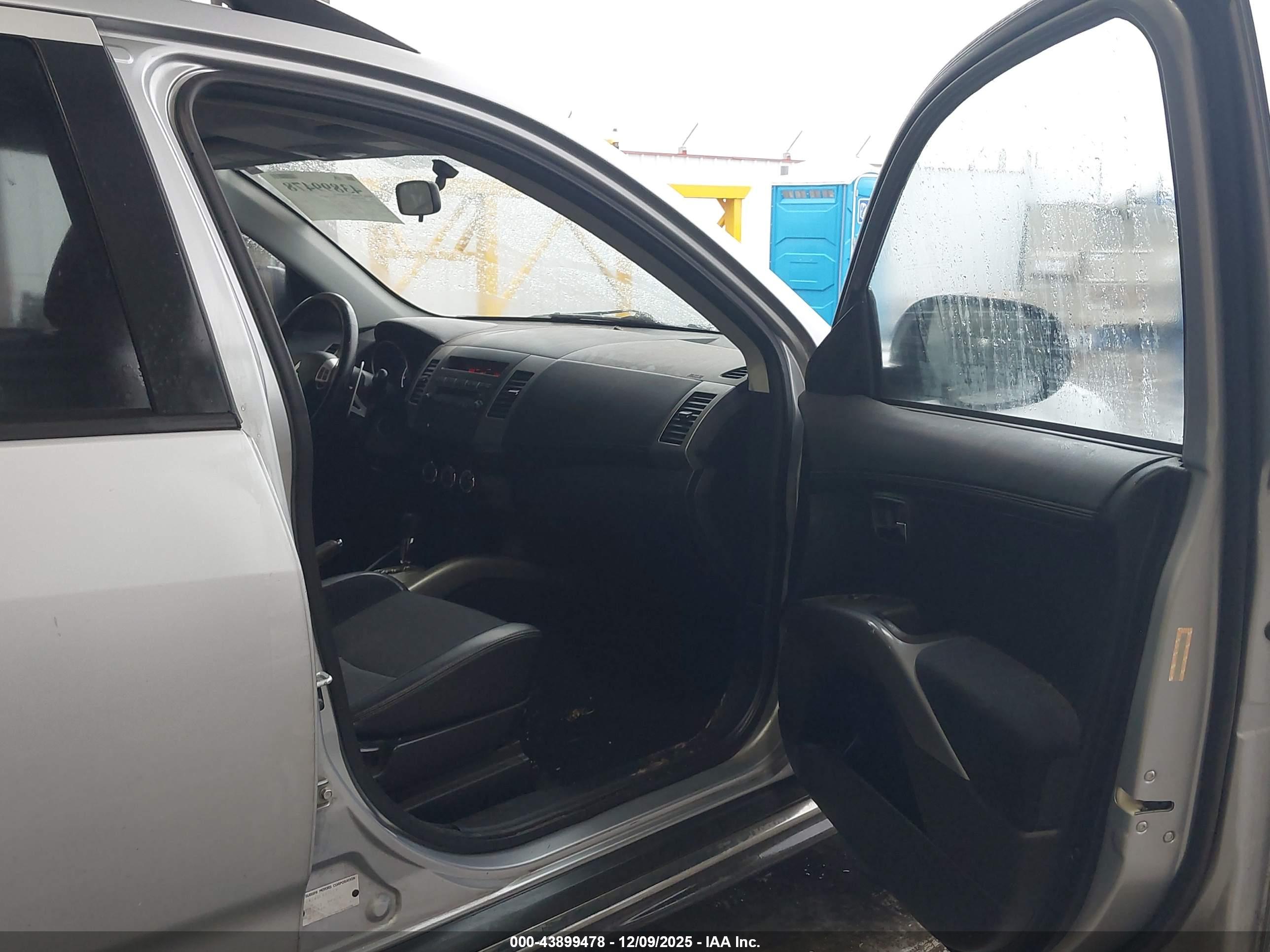 MITSUBISHI OUTLANDER image 5
