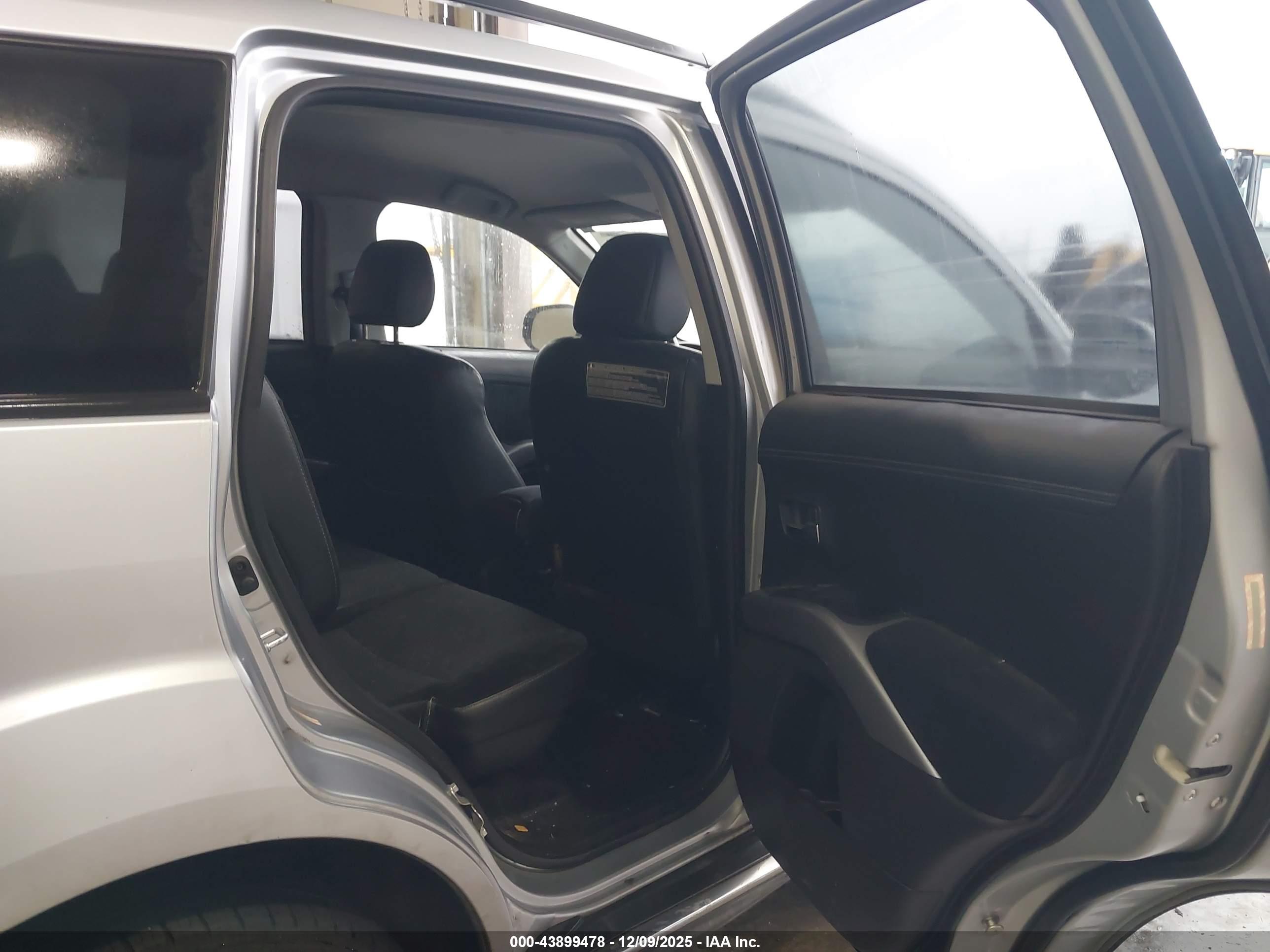 MITSUBISHI OUTLANDER image 8