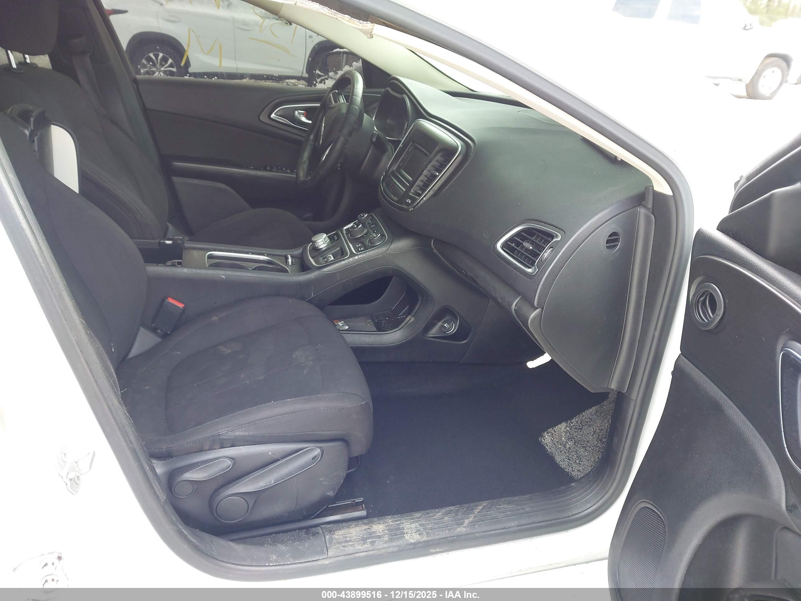 CHRYSLER 200 image 5