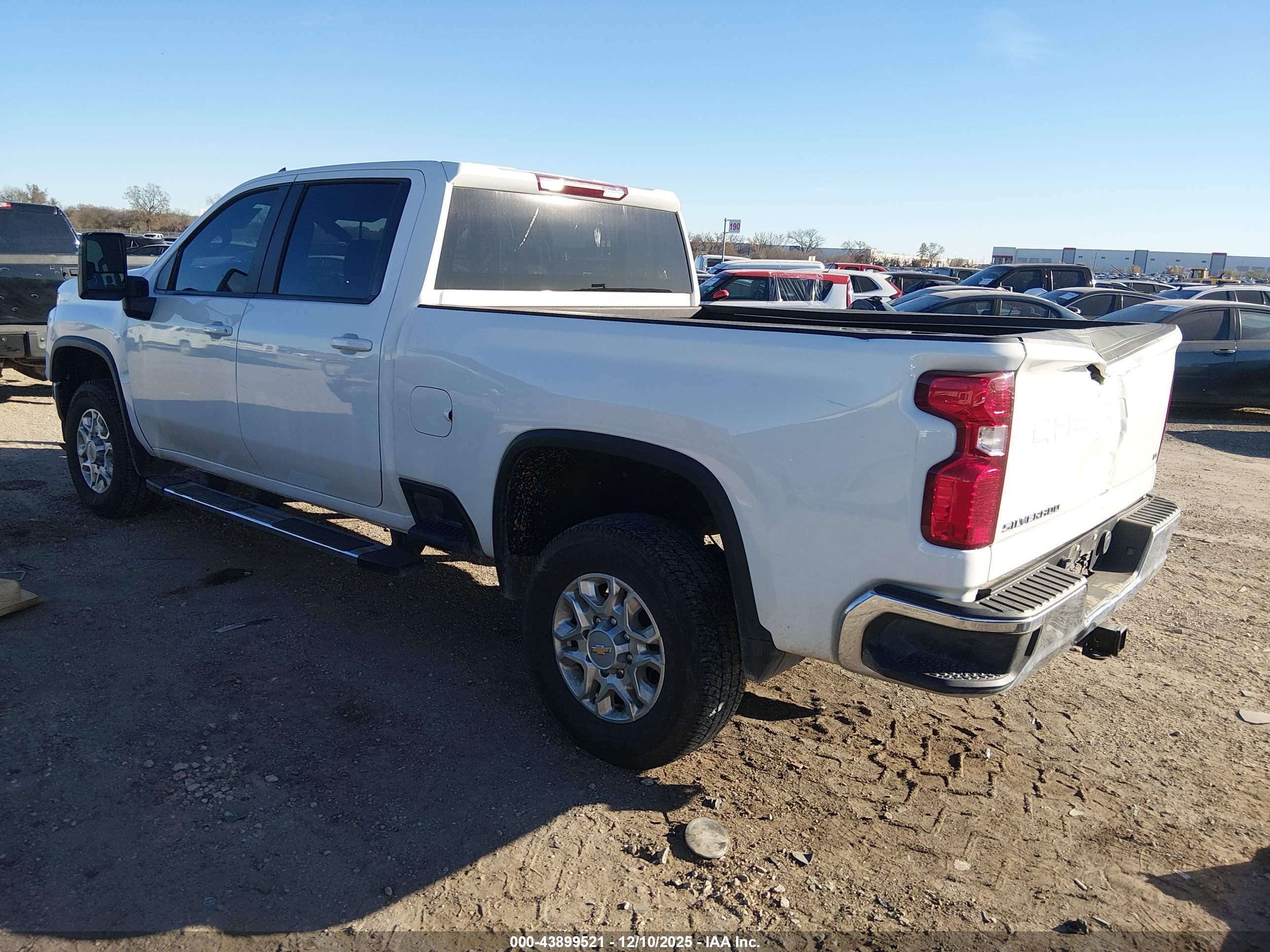 CHEVROLET SILVERADO image 3