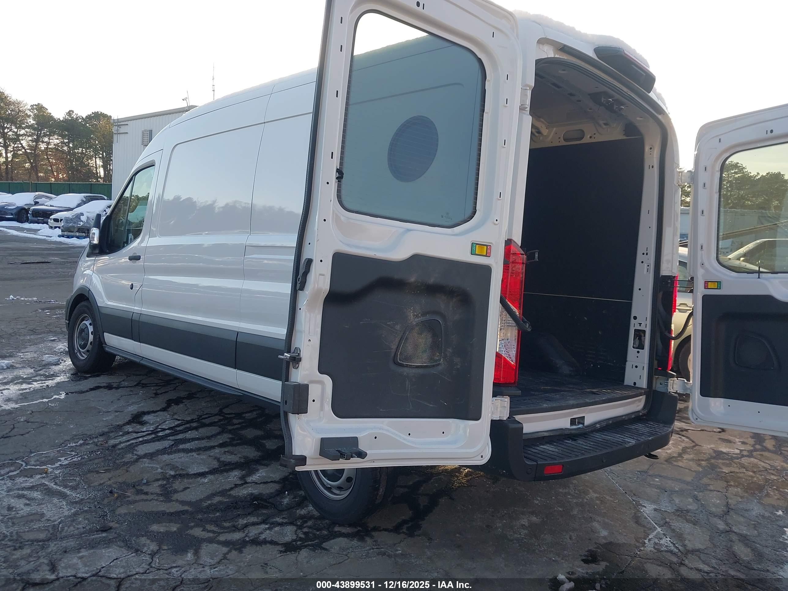 FORD TRANSIT-250 image 3