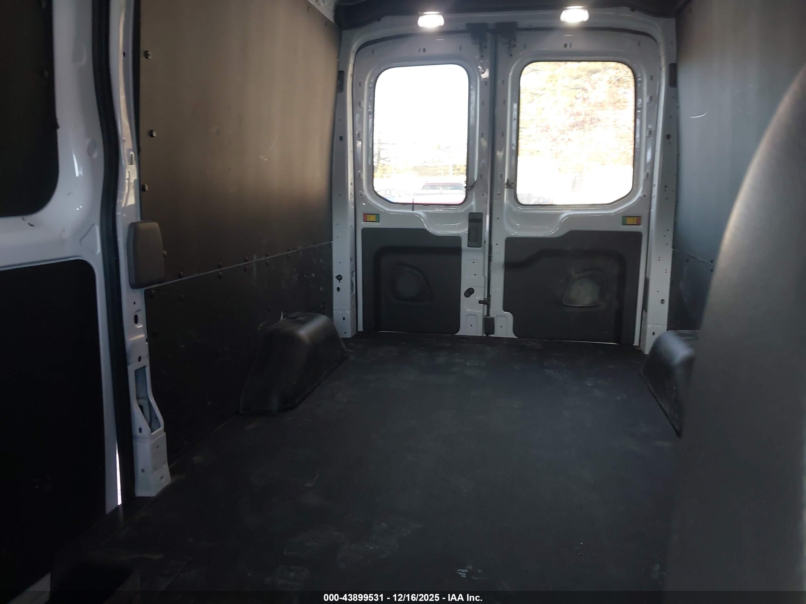 FORD TRANSIT-250 image 8