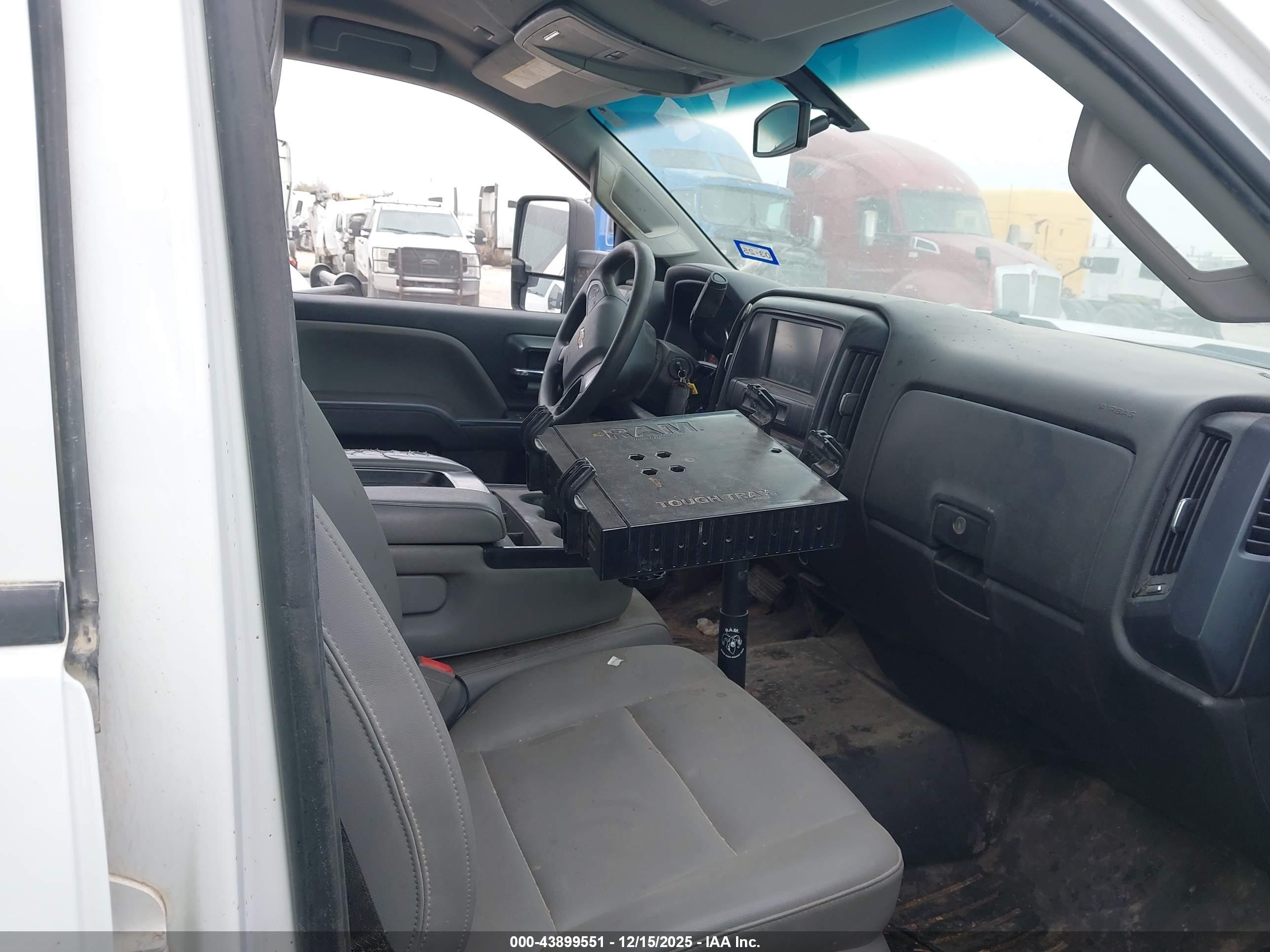 CHEVROLET SILVERADO image 5