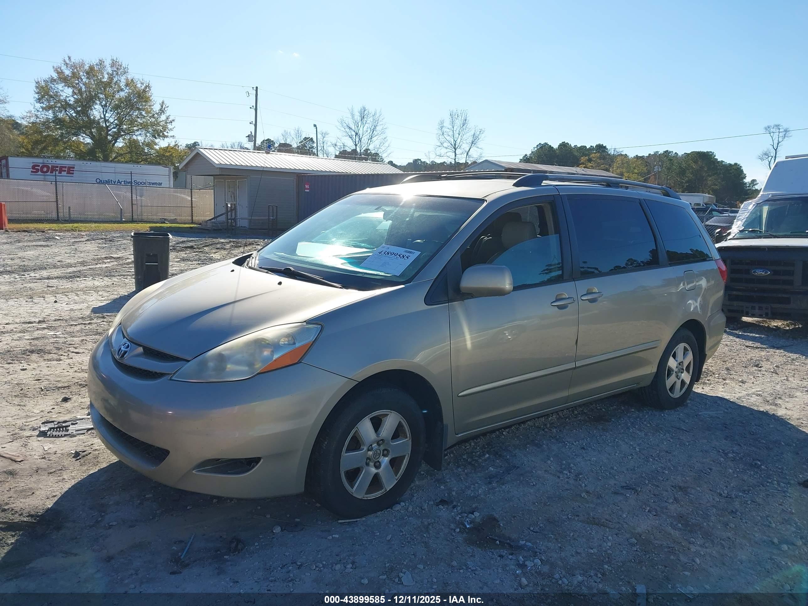 TOYOTA SIENNA image 2