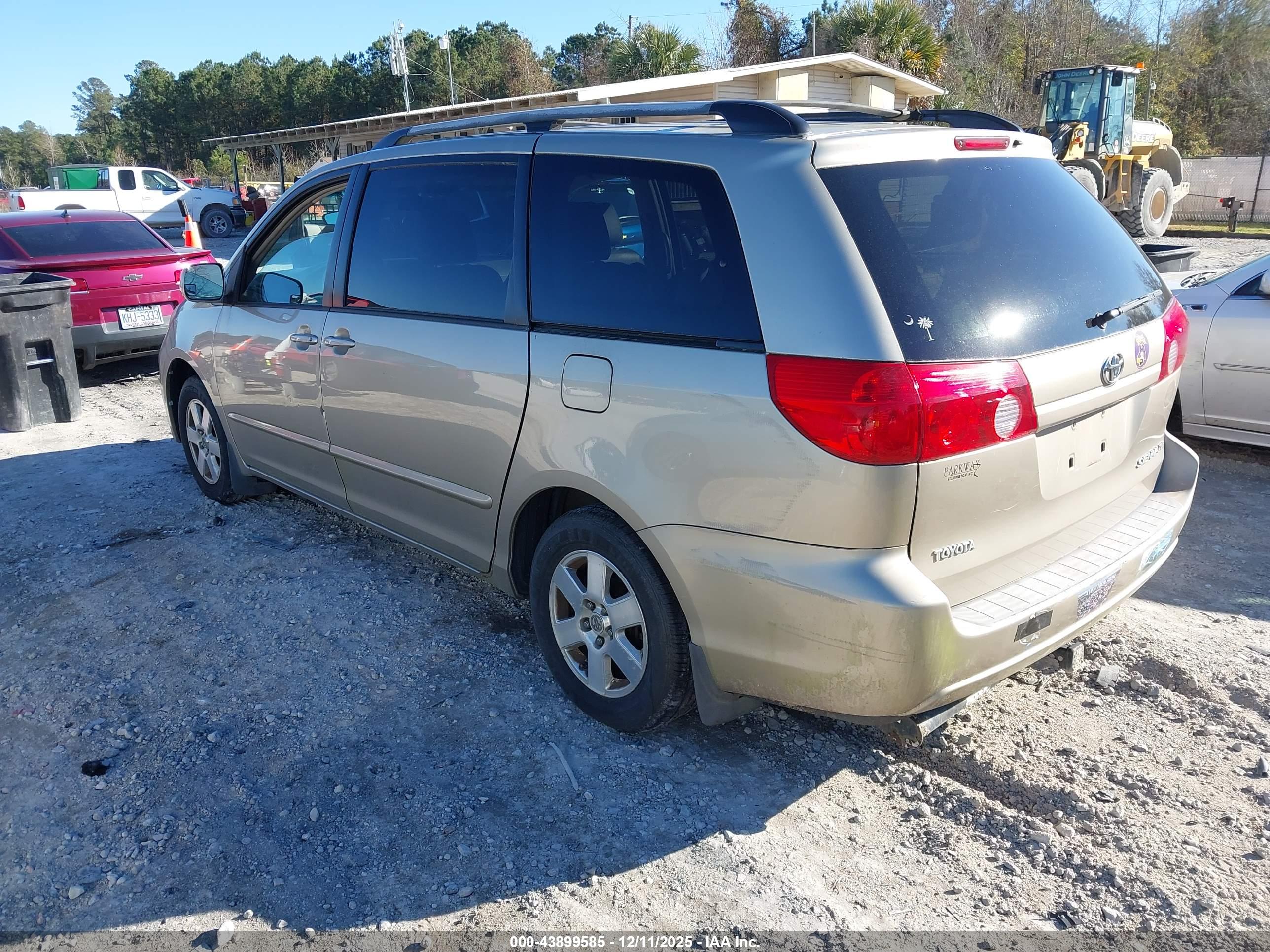 TOYOTA SIENNA image 3