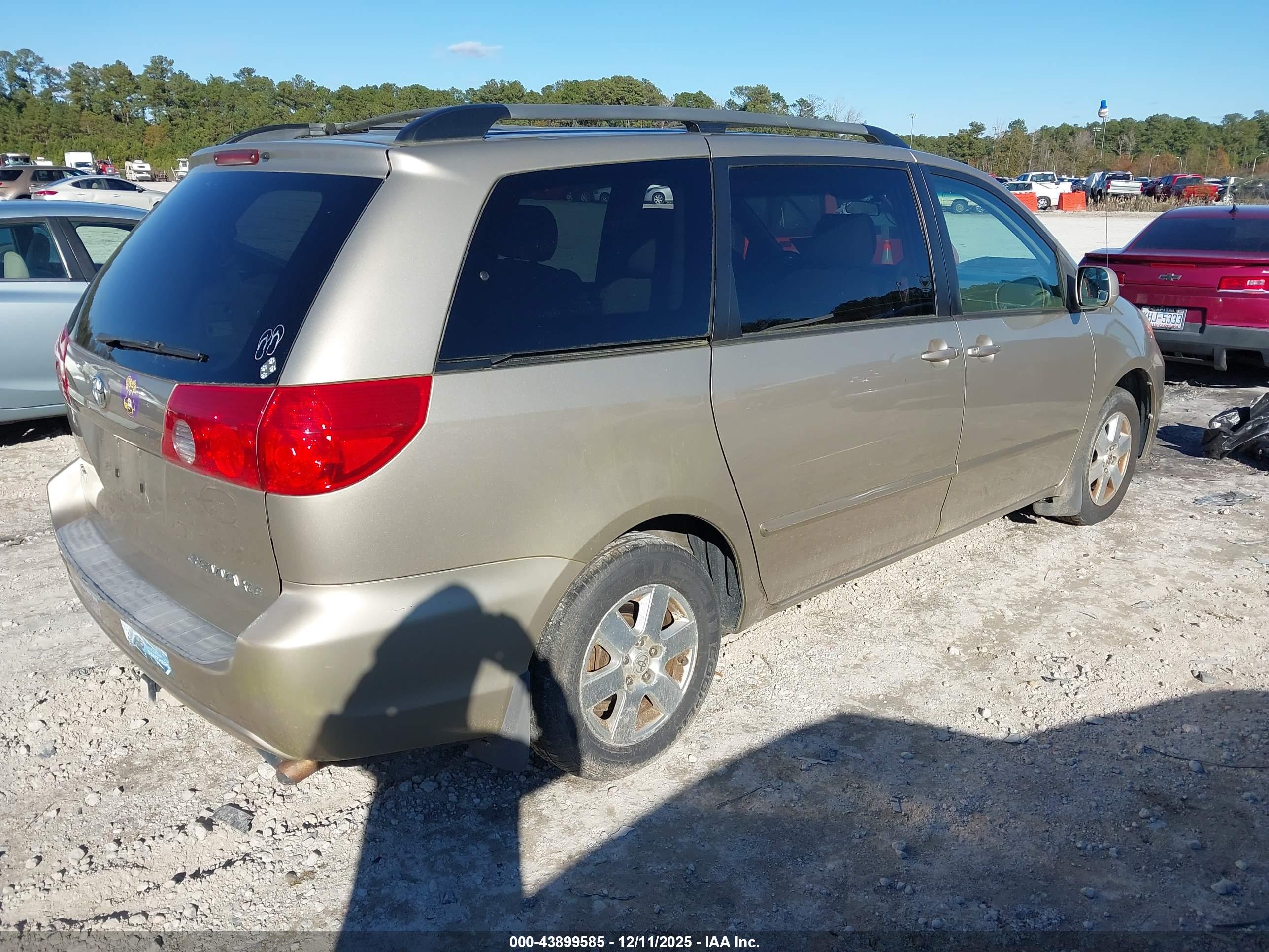 TOYOTA SIENNA image 4
