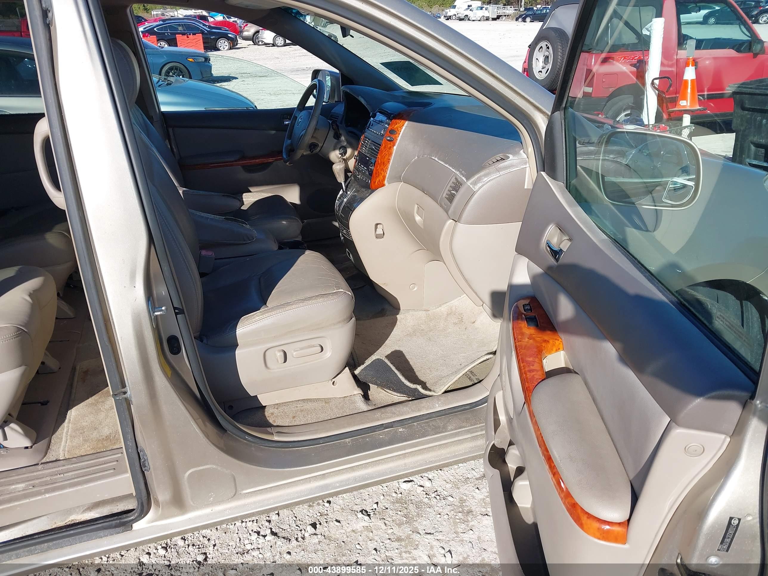 TOYOTA SIENNA image 5