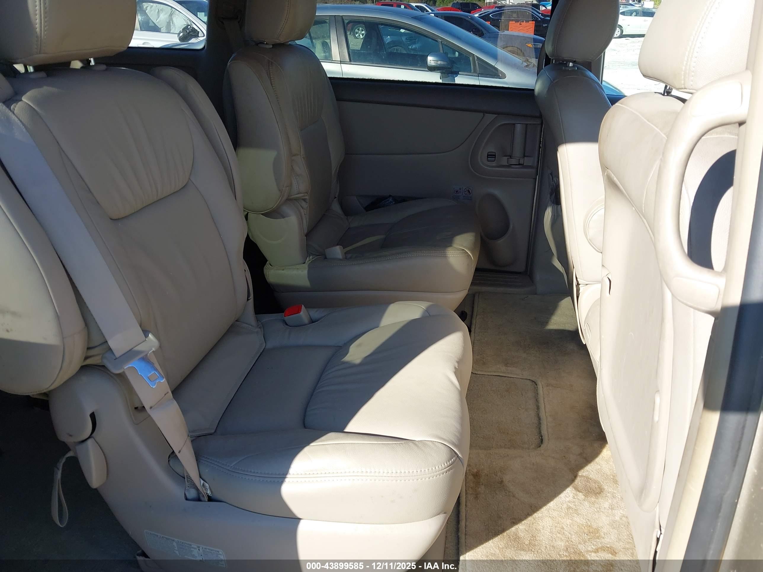 TOYOTA SIENNA image 8