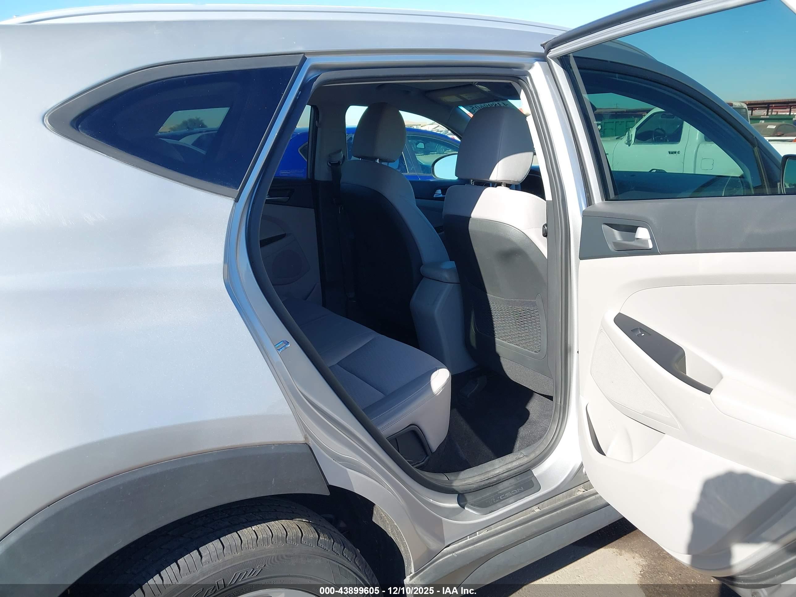 HYUNDAI TUCSON image 8