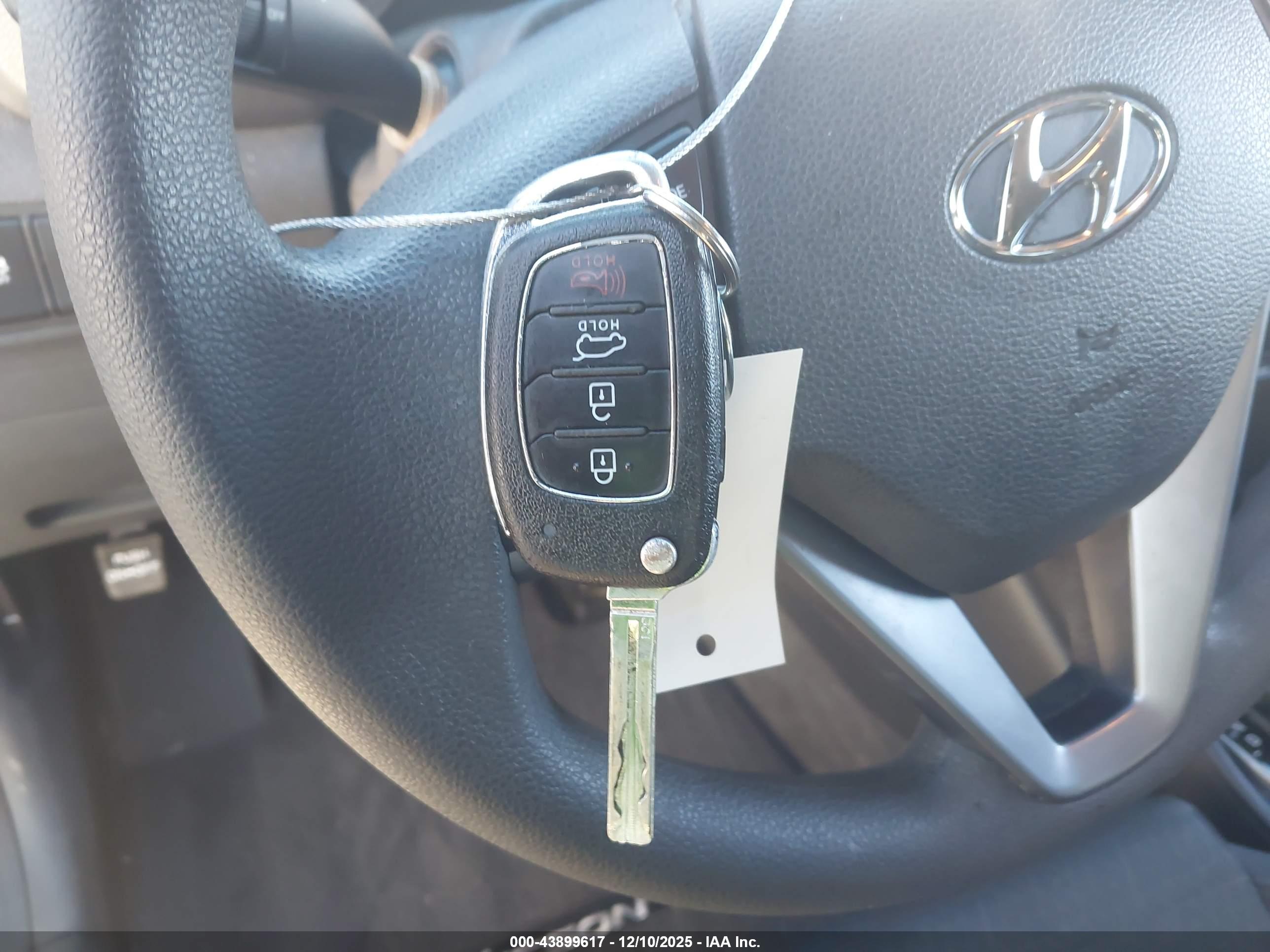 HYUNDAI TUCSON image 11
