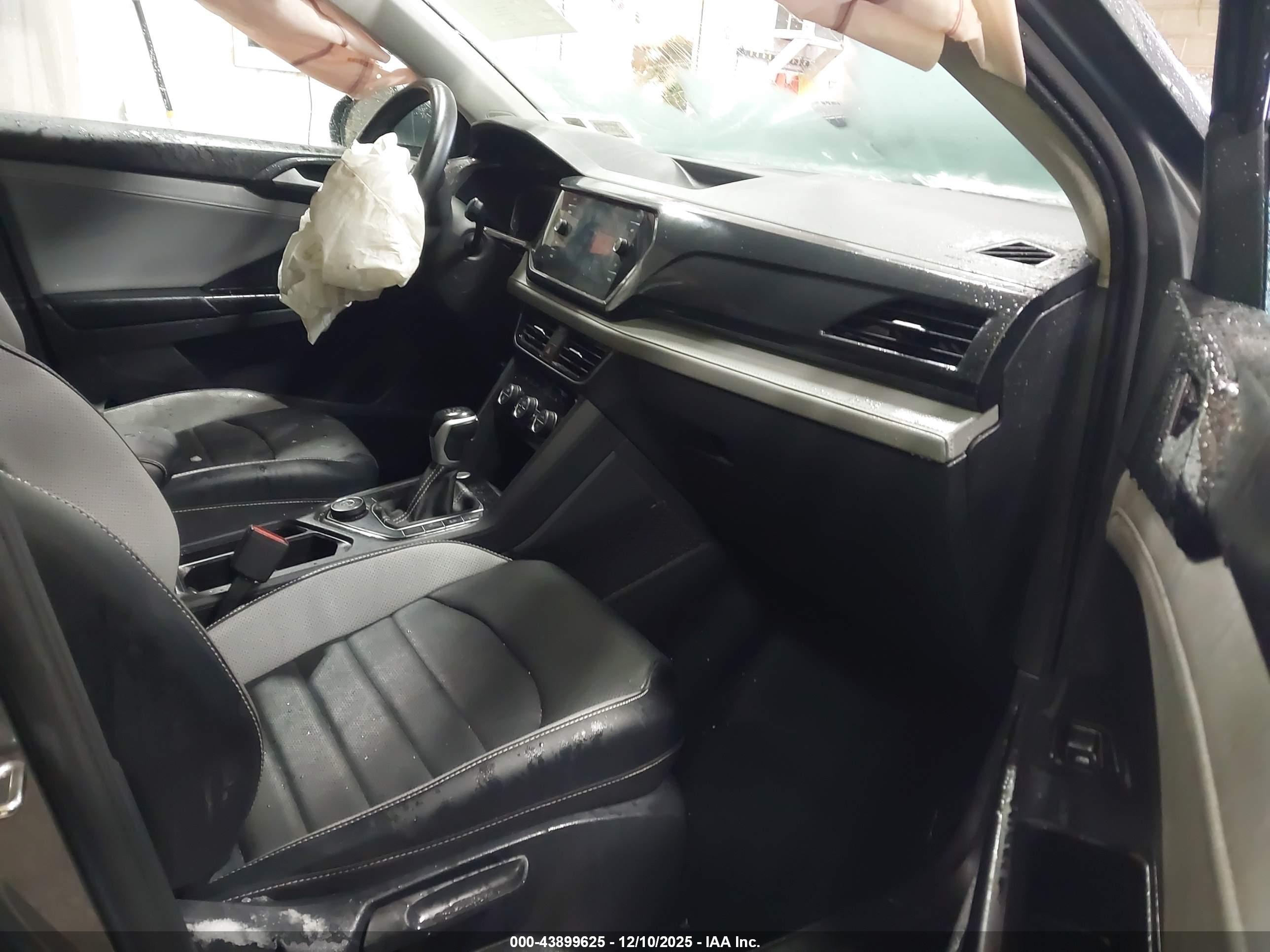 VOLKSWAGEN TAOS image 5