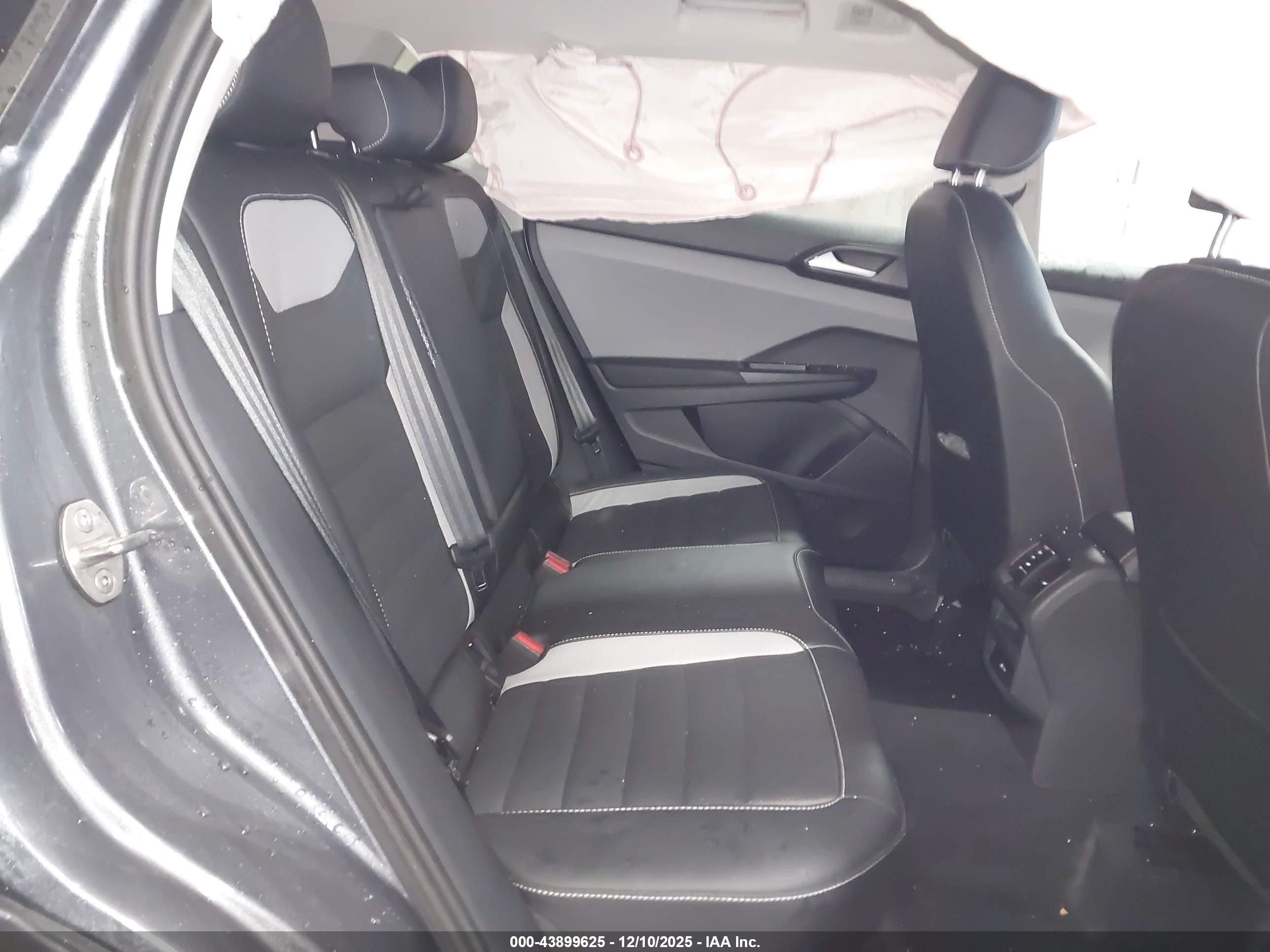 VOLKSWAGEN TAOS image 8