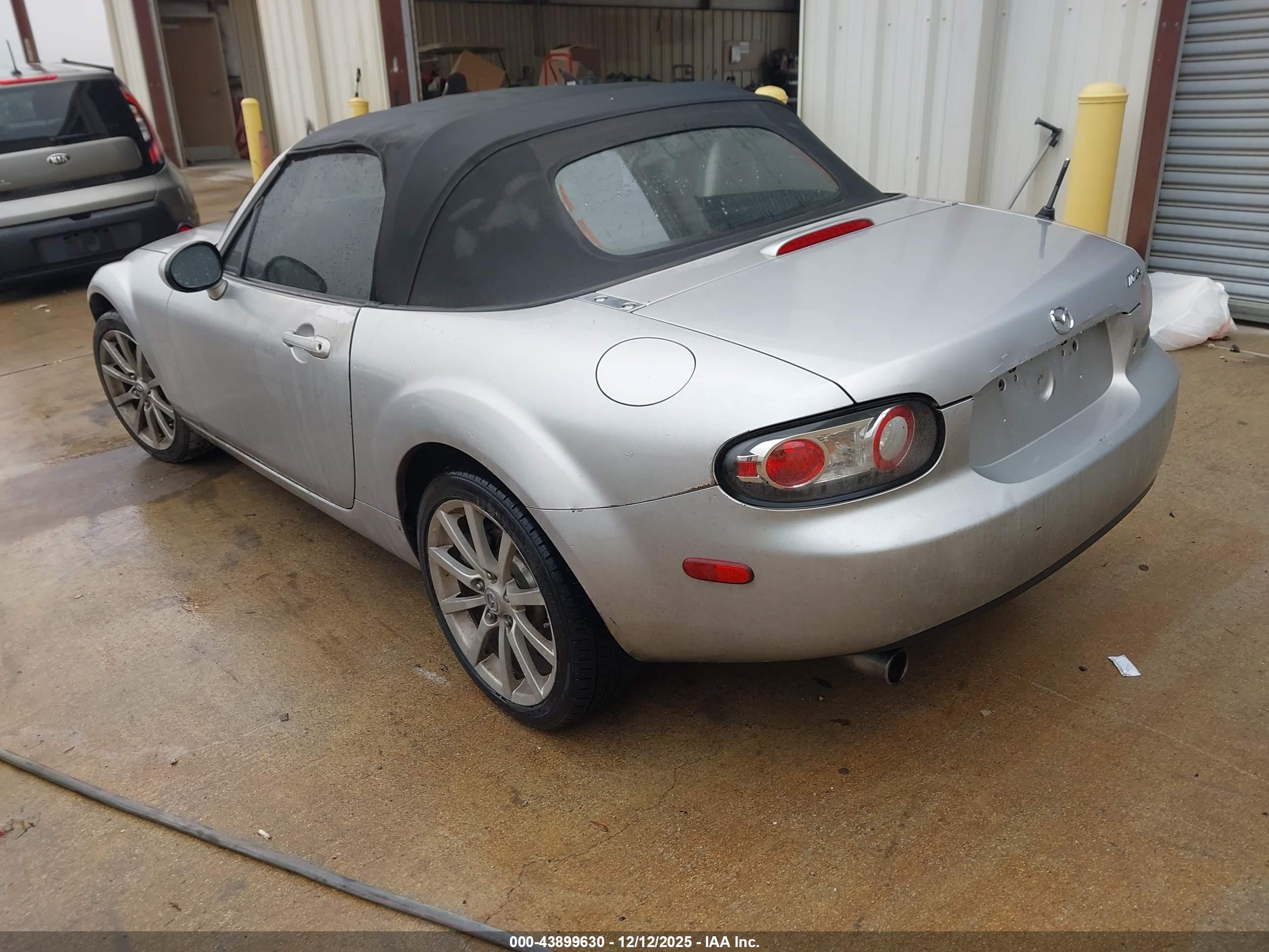 MAZDA MX-5 image 3