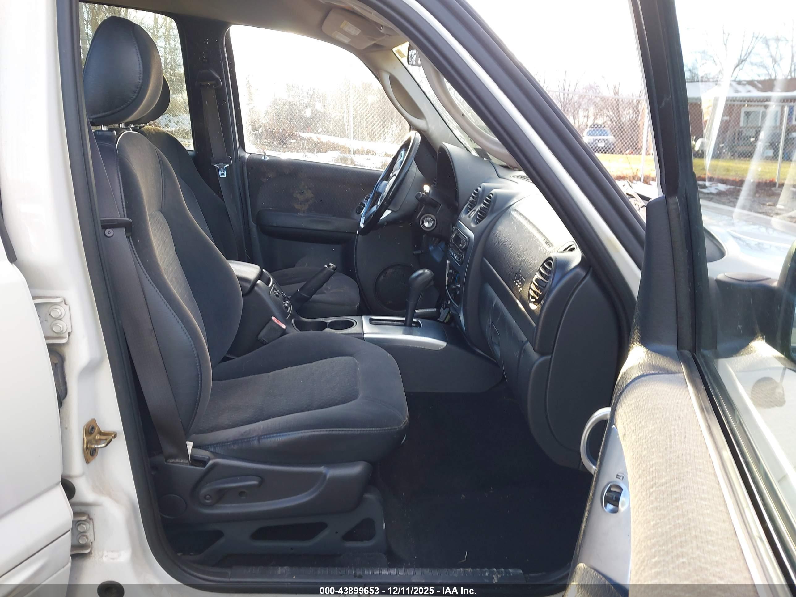 JEEP LIBERTY image 5