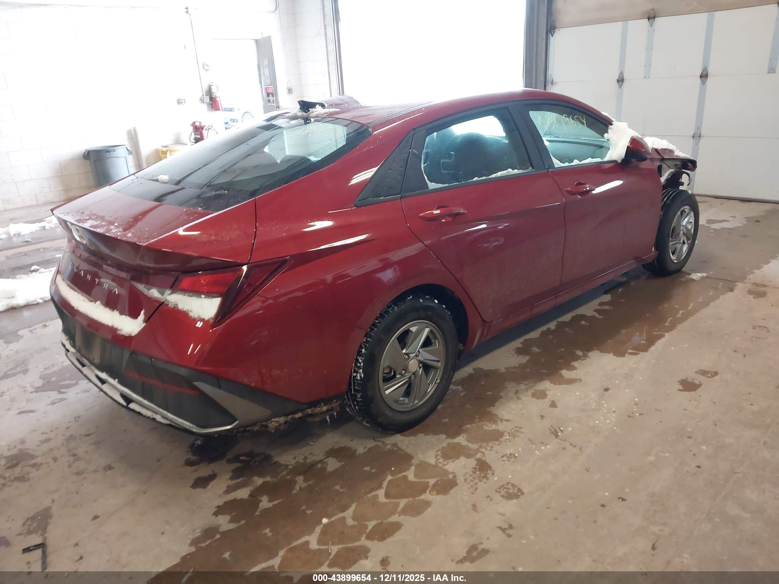 HYUNDAI ELANTRA image 4