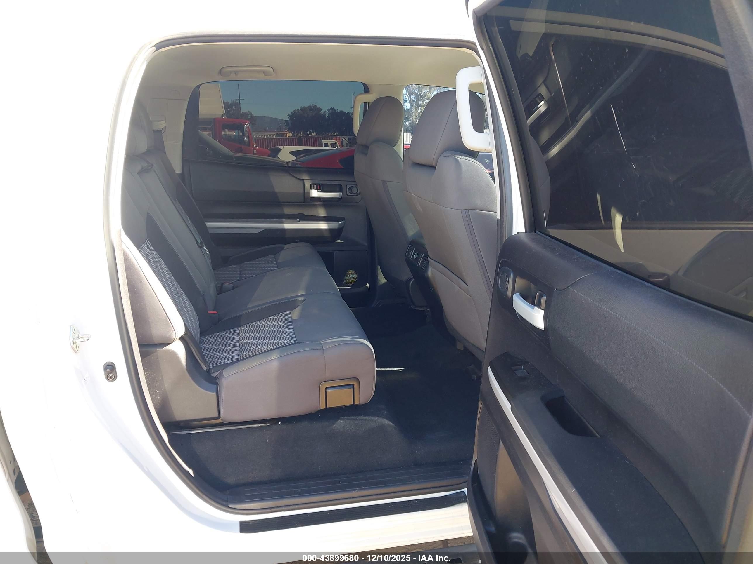 TOYOTA TUNDRA image 8