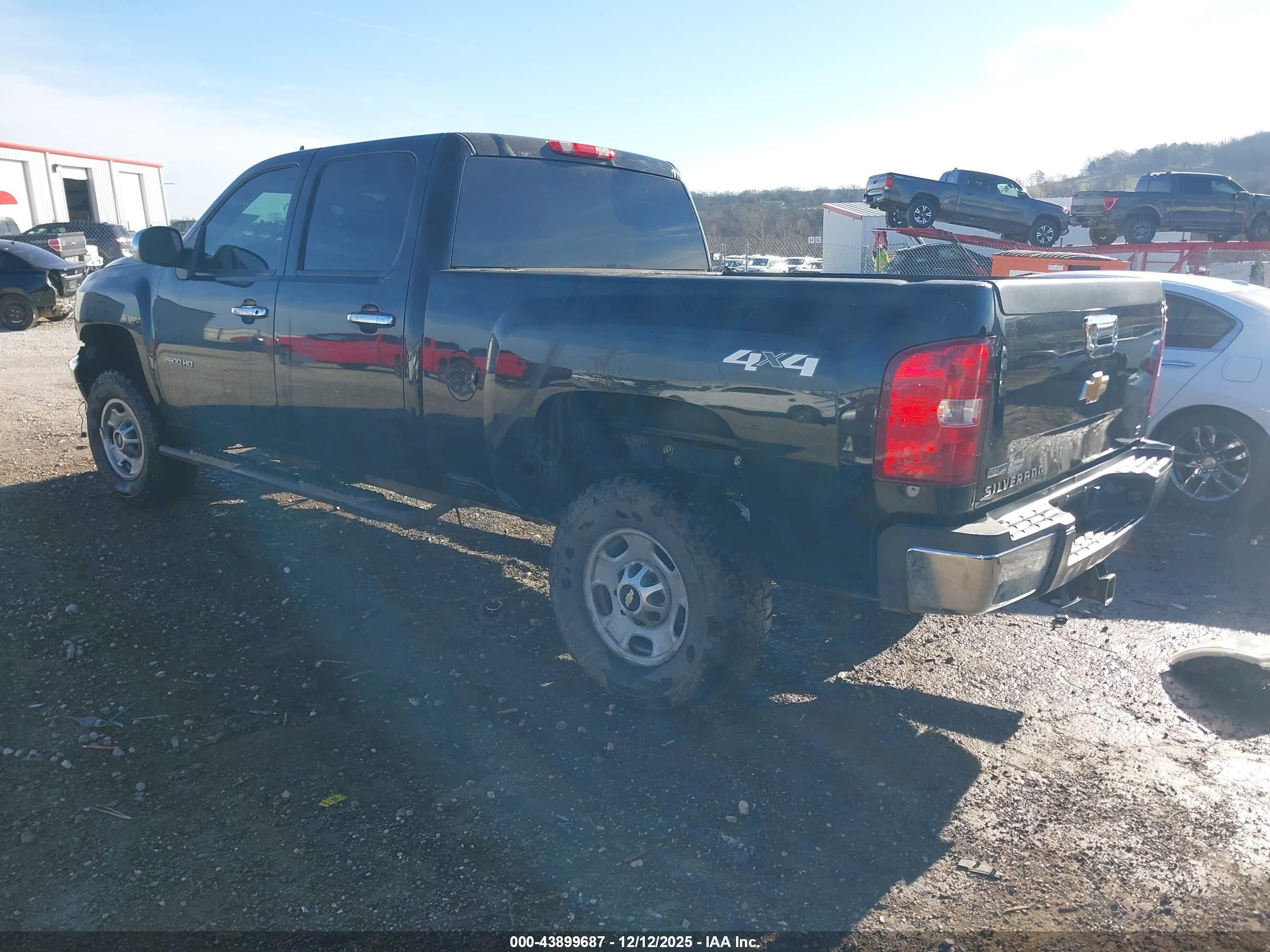 CHEVROLET SILVERADO image 3