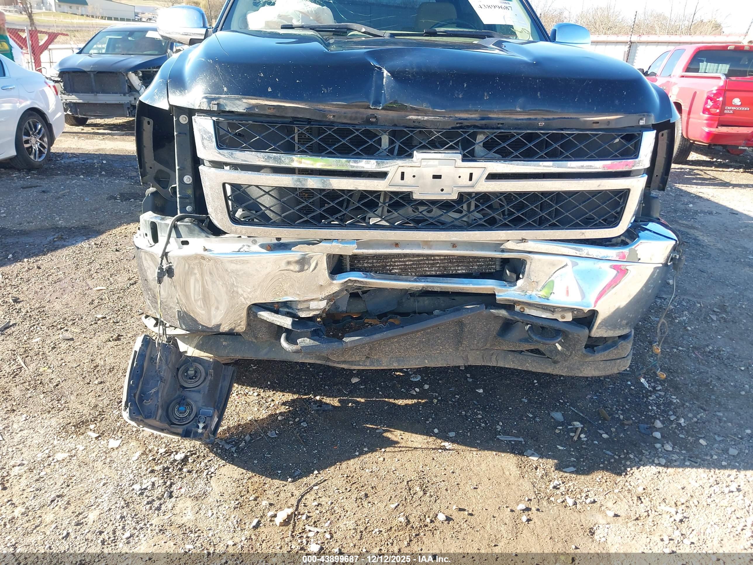 CHEVROLET SILVERADO image 6