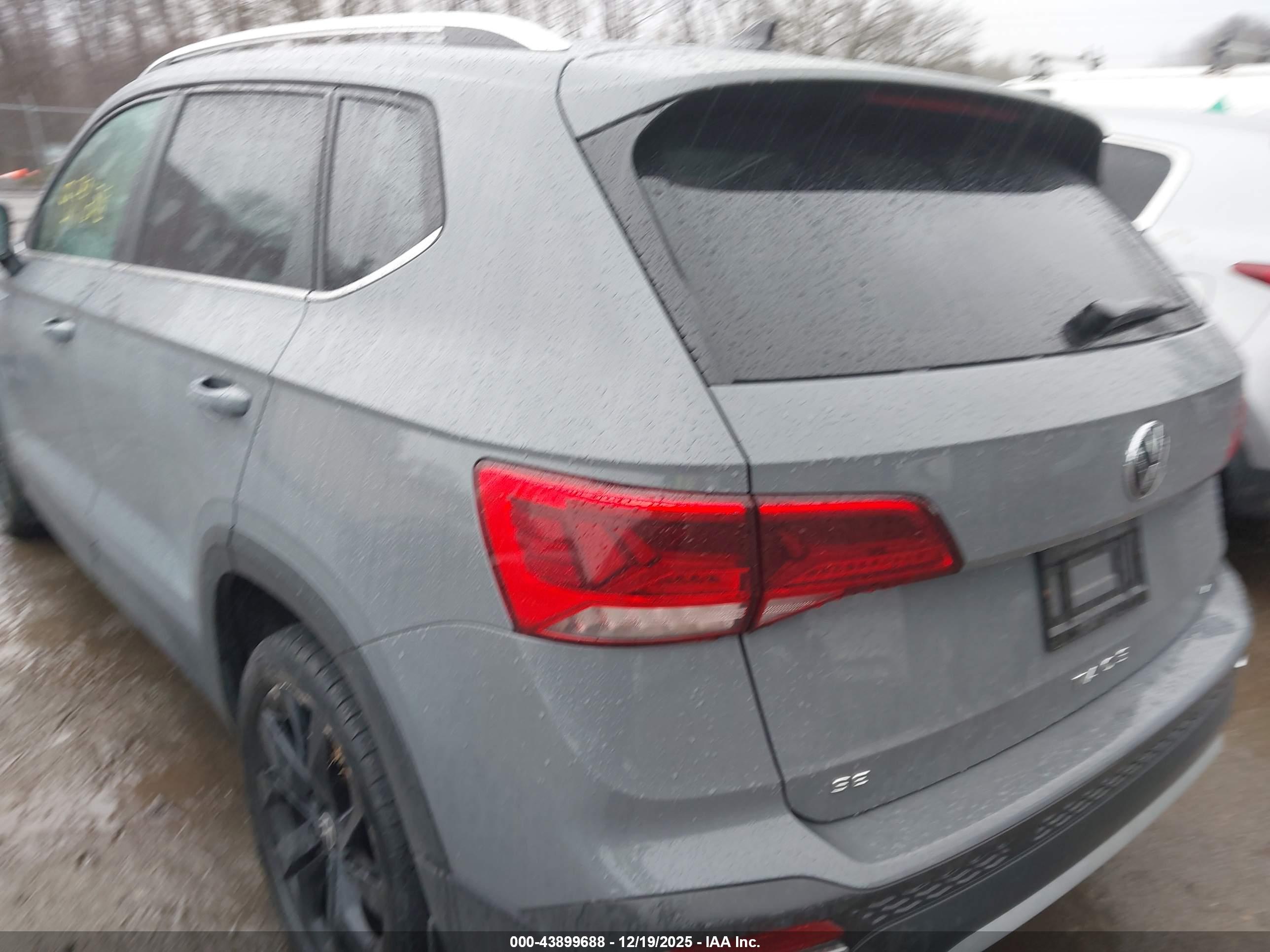 VOLKSWAGEN TAOS image 3