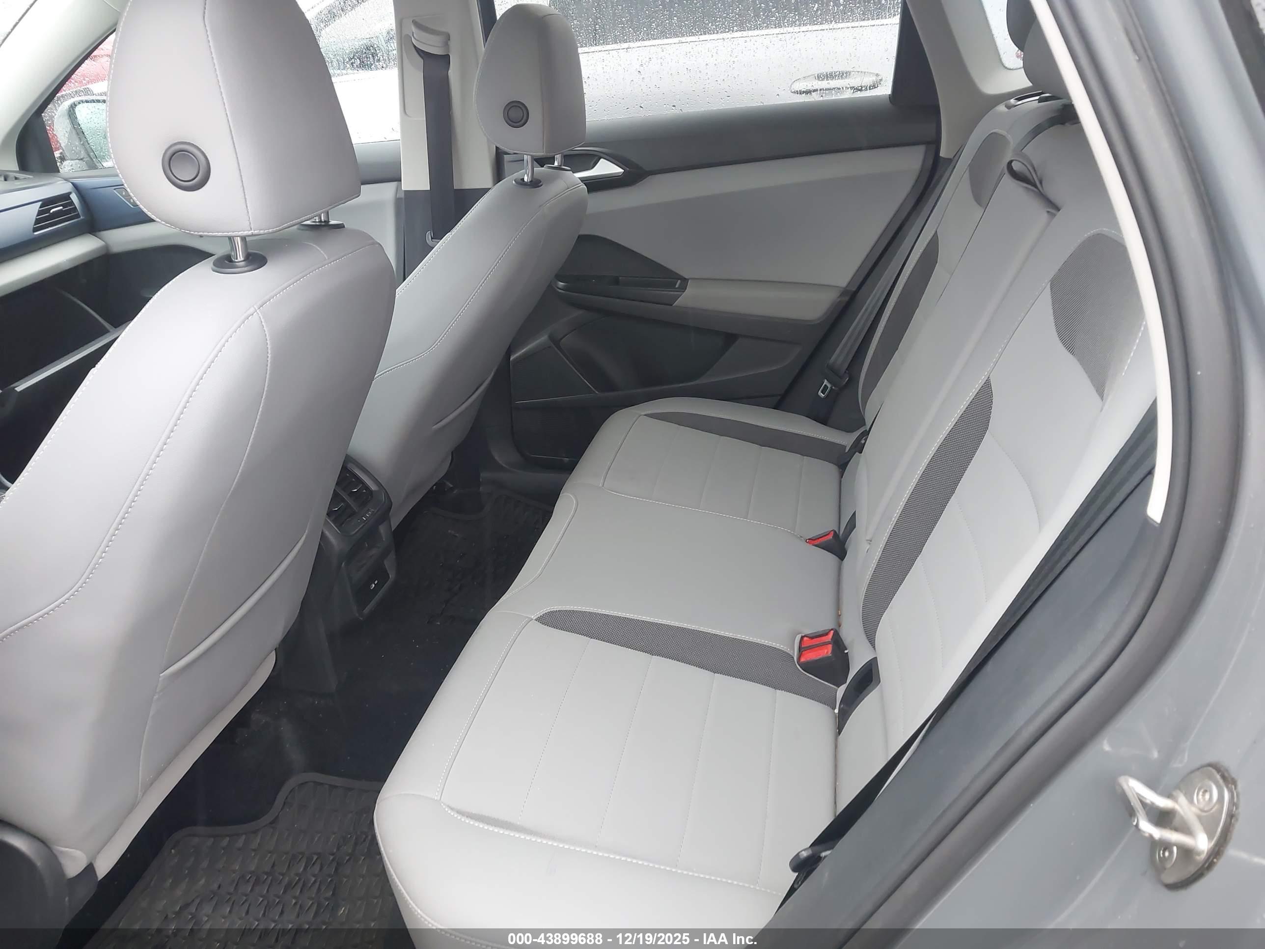 VOLKSWAGEN TAOS image 8